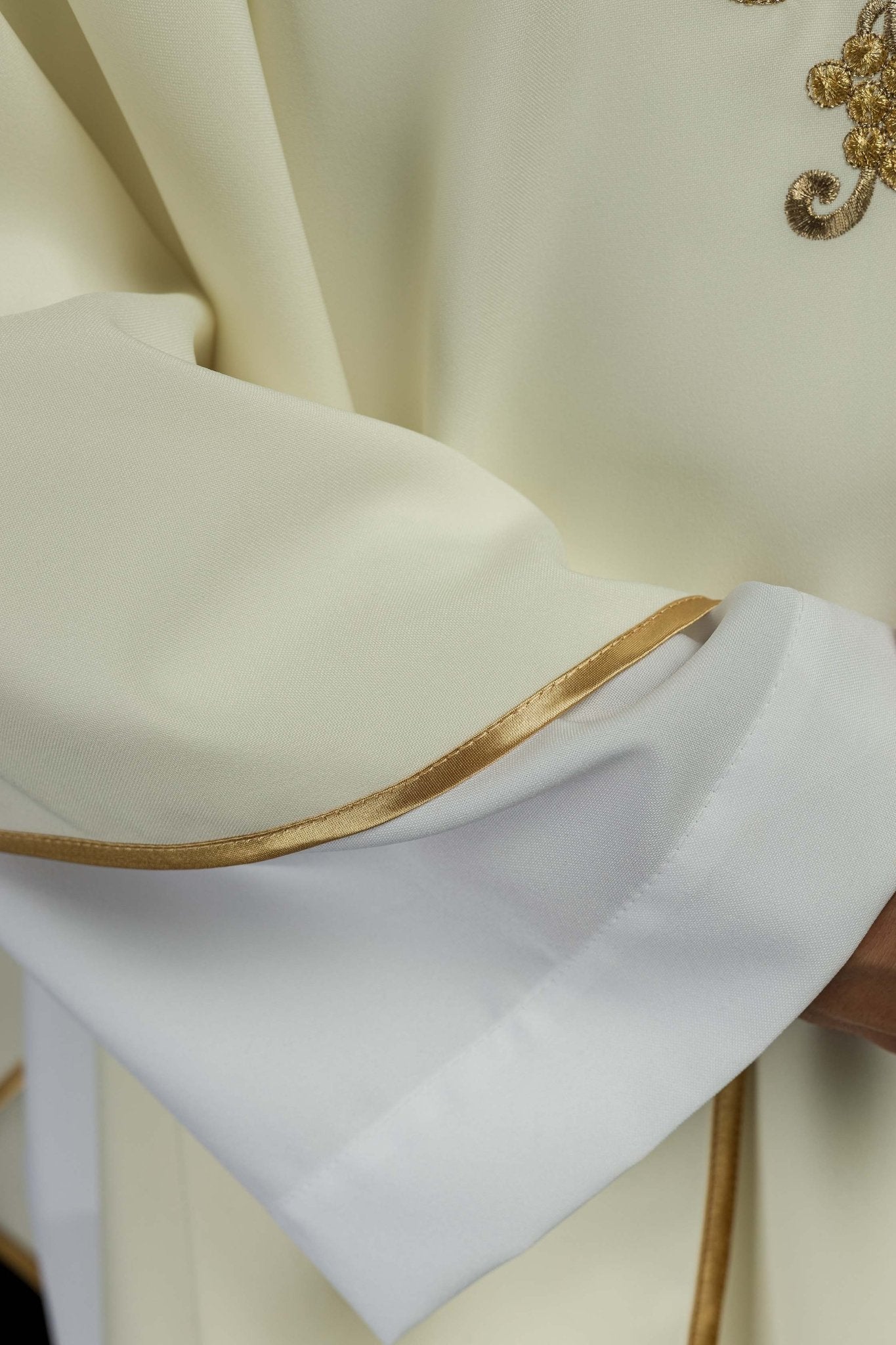 Casula ricamata color ecru con un simbolo a croce e ampio colletto KOK/001/05/12/KARO - PERILPRETE.IT