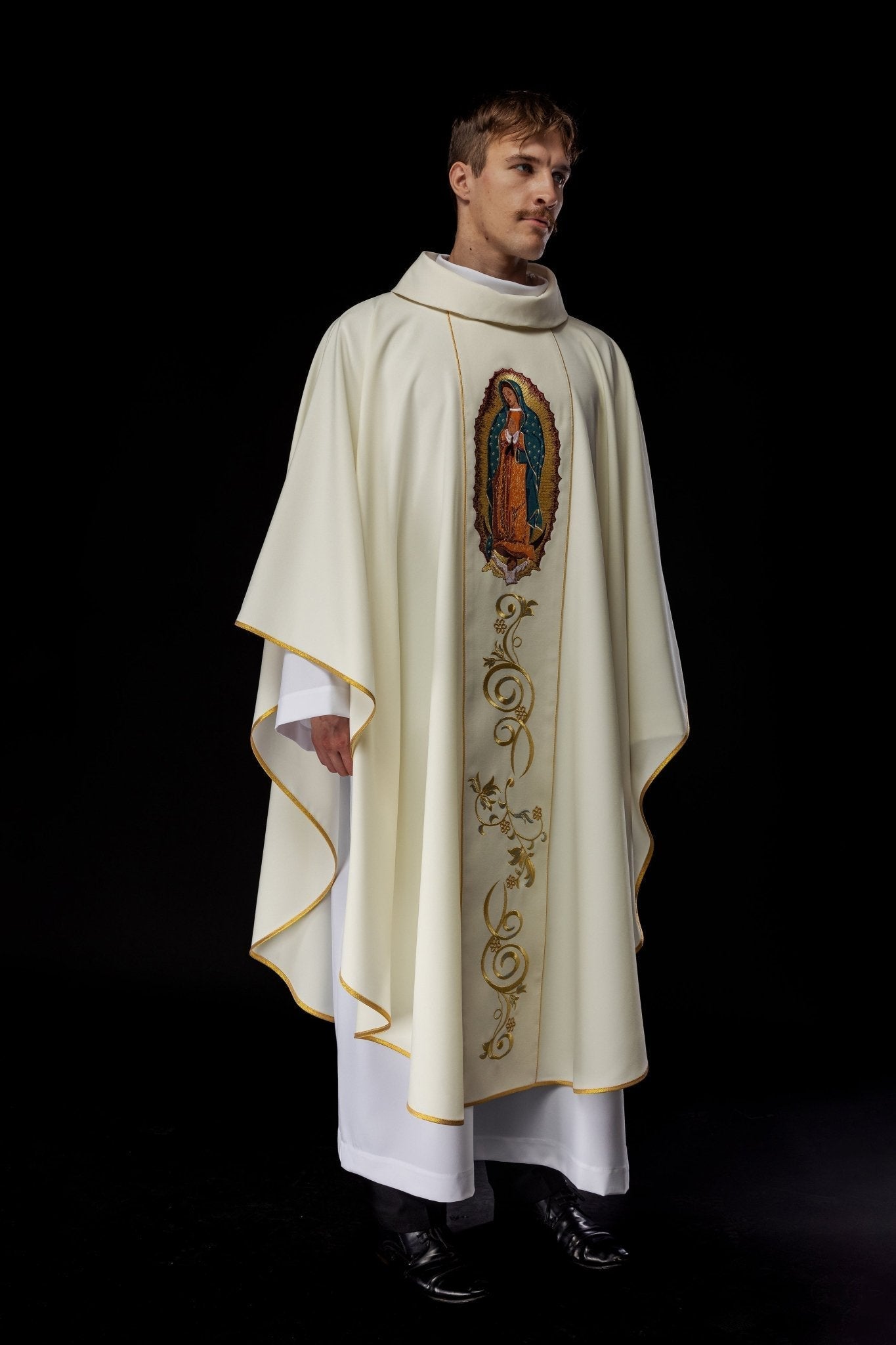 Casula ricamata con l'immagine della Madonna di Guadalupe KOW2/015/05/01 - PERILPRETE.IT