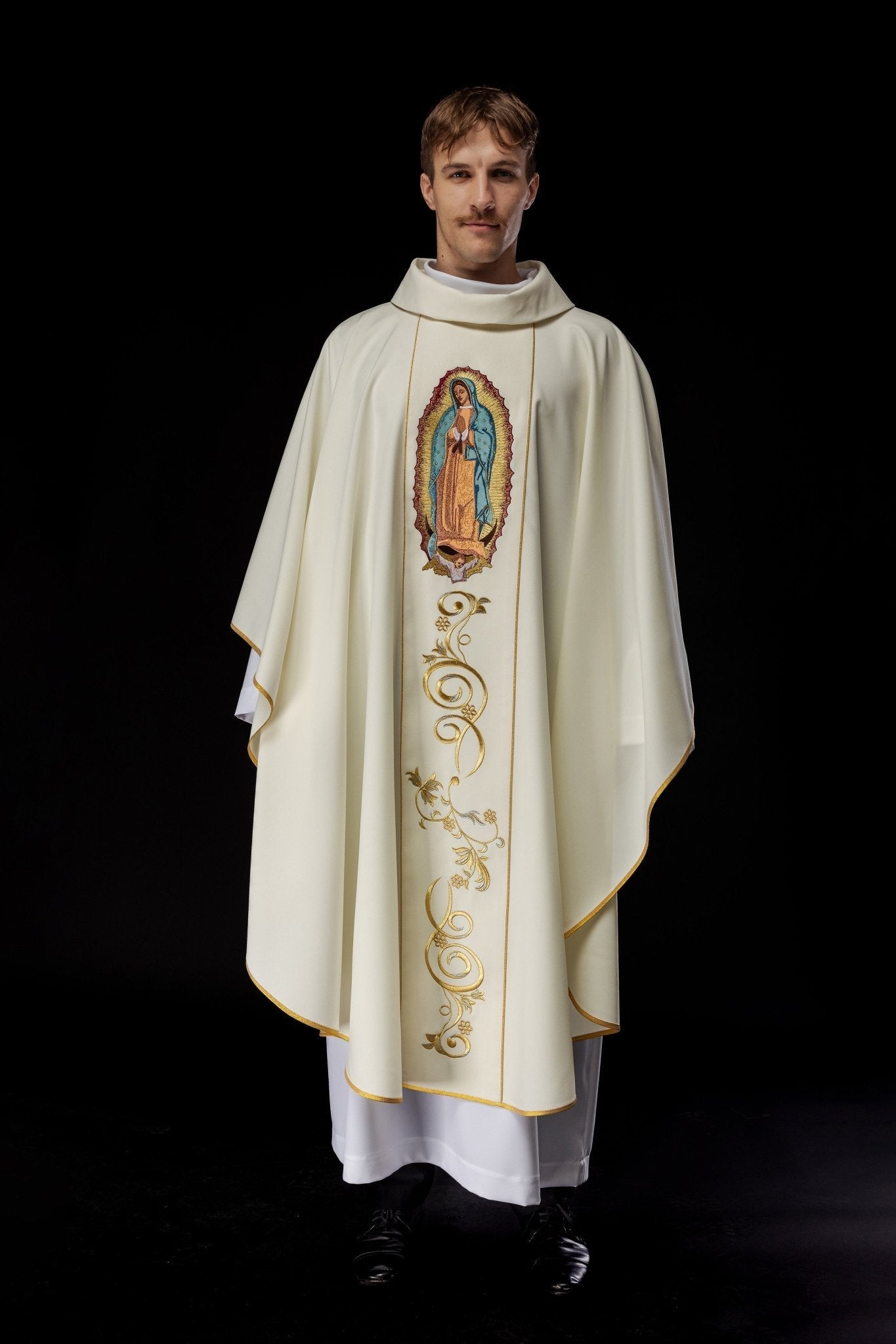 Casula ricamata con l'immagine della Madonna di Guadalupe KOW2/015/05/01 - PERILPRETE.IT