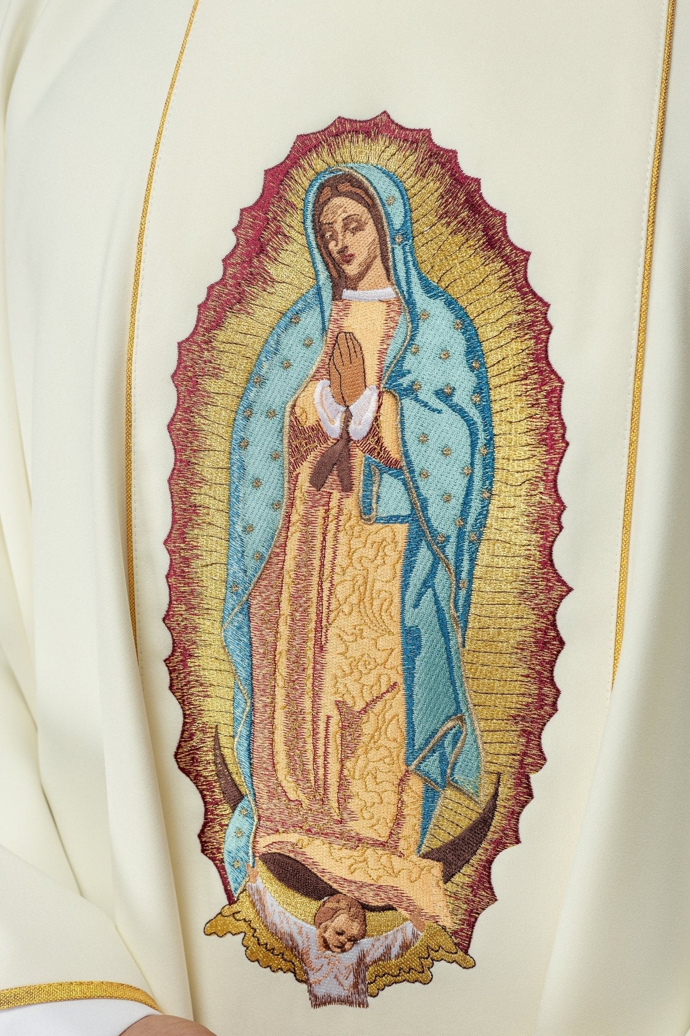 Casula ricamata con l'immagine della Madonna di Guadalupe KOW2/015/05/01 - PERILPRETE.IT