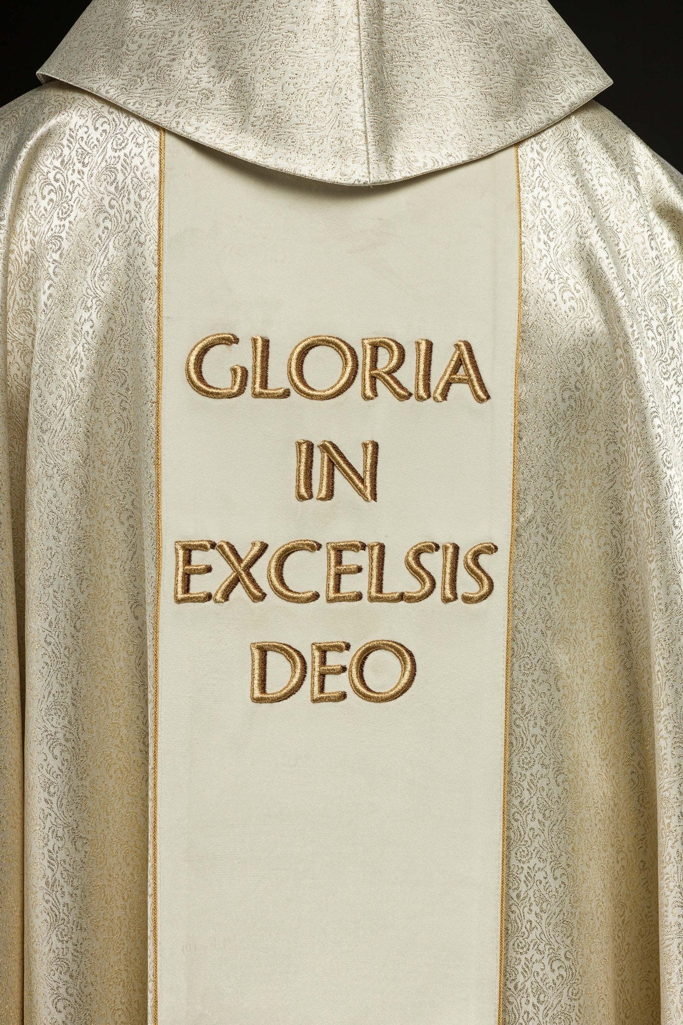 Casula ricamata con l'immagine della Sacra Famiglia su tessuto d'oro KOR/291/05/74 ECRU - PERILPRETE.IT