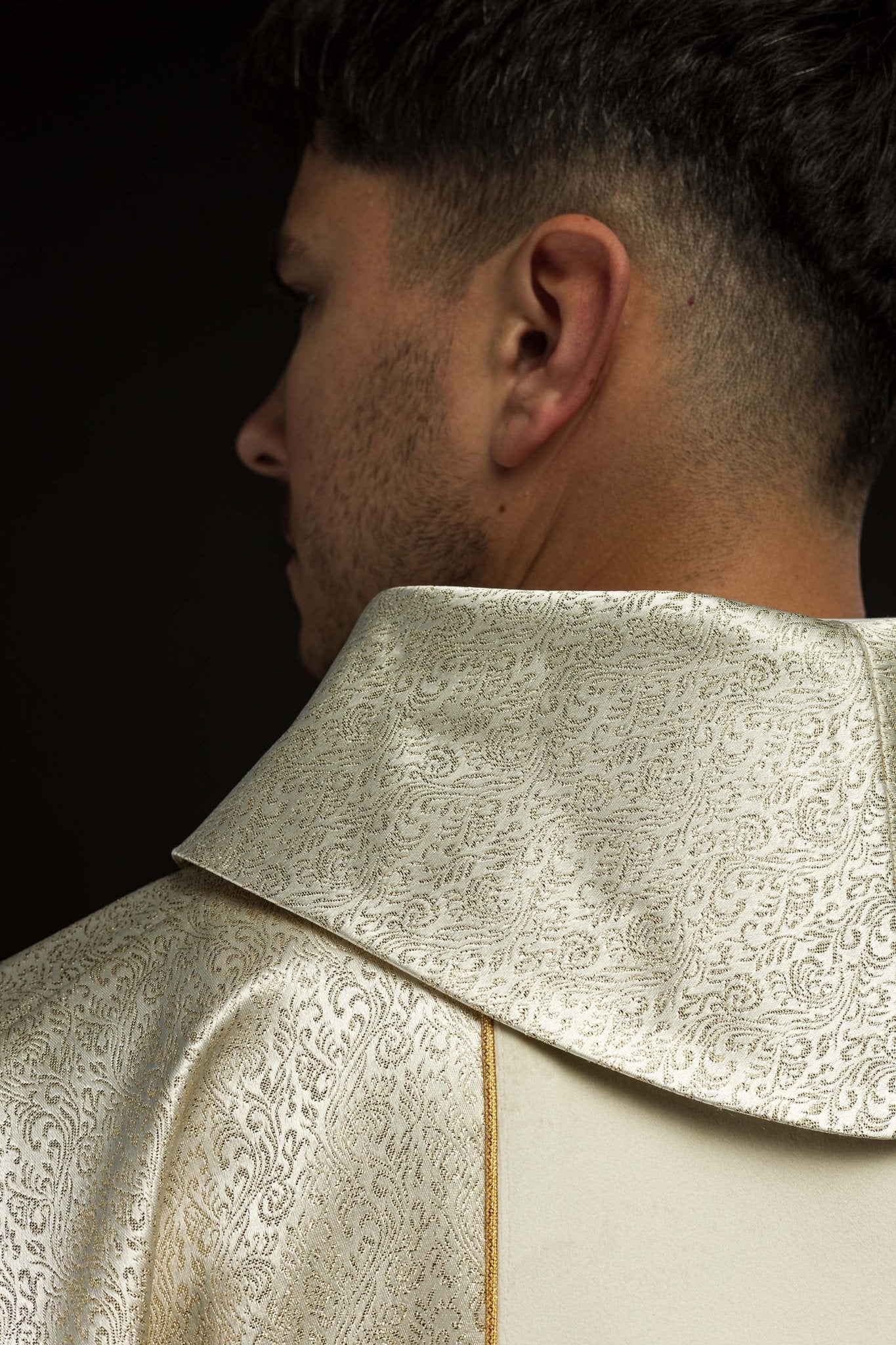 Casula ricamata con l'immagine della Sacra Famiglia su tessuto d'oro KOR/291/05/74 ECRU - PERILPRETE.IT