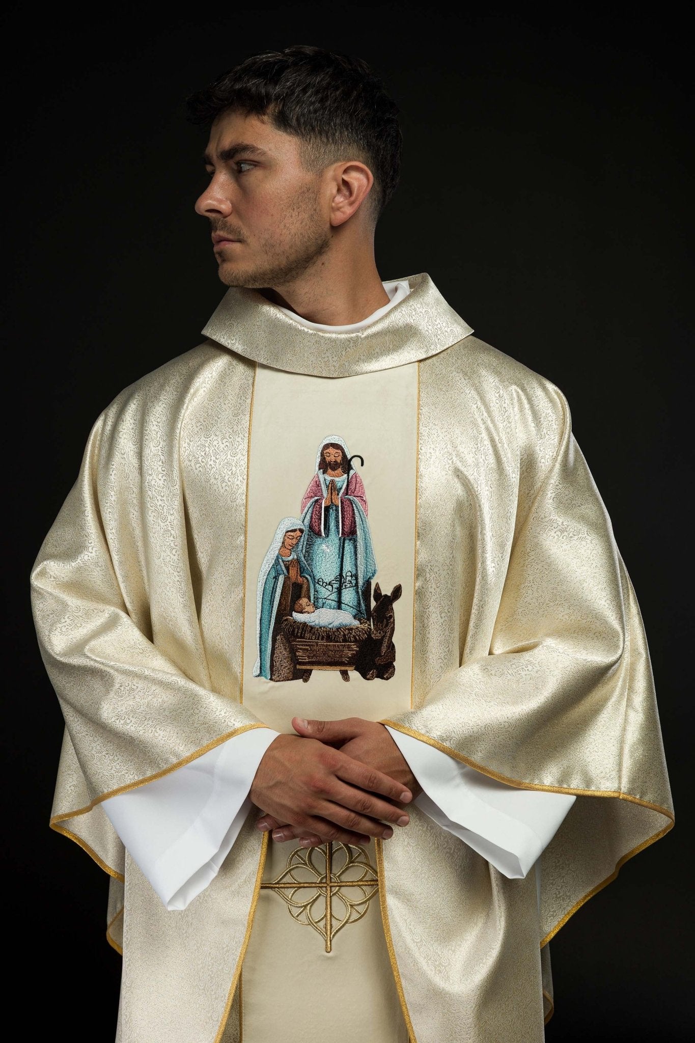 Casula ricamata con l'immagine della Sacra Famiglia su tessuto d'oro KOR/291/05/74 ECRU - PERILPRETE.IT