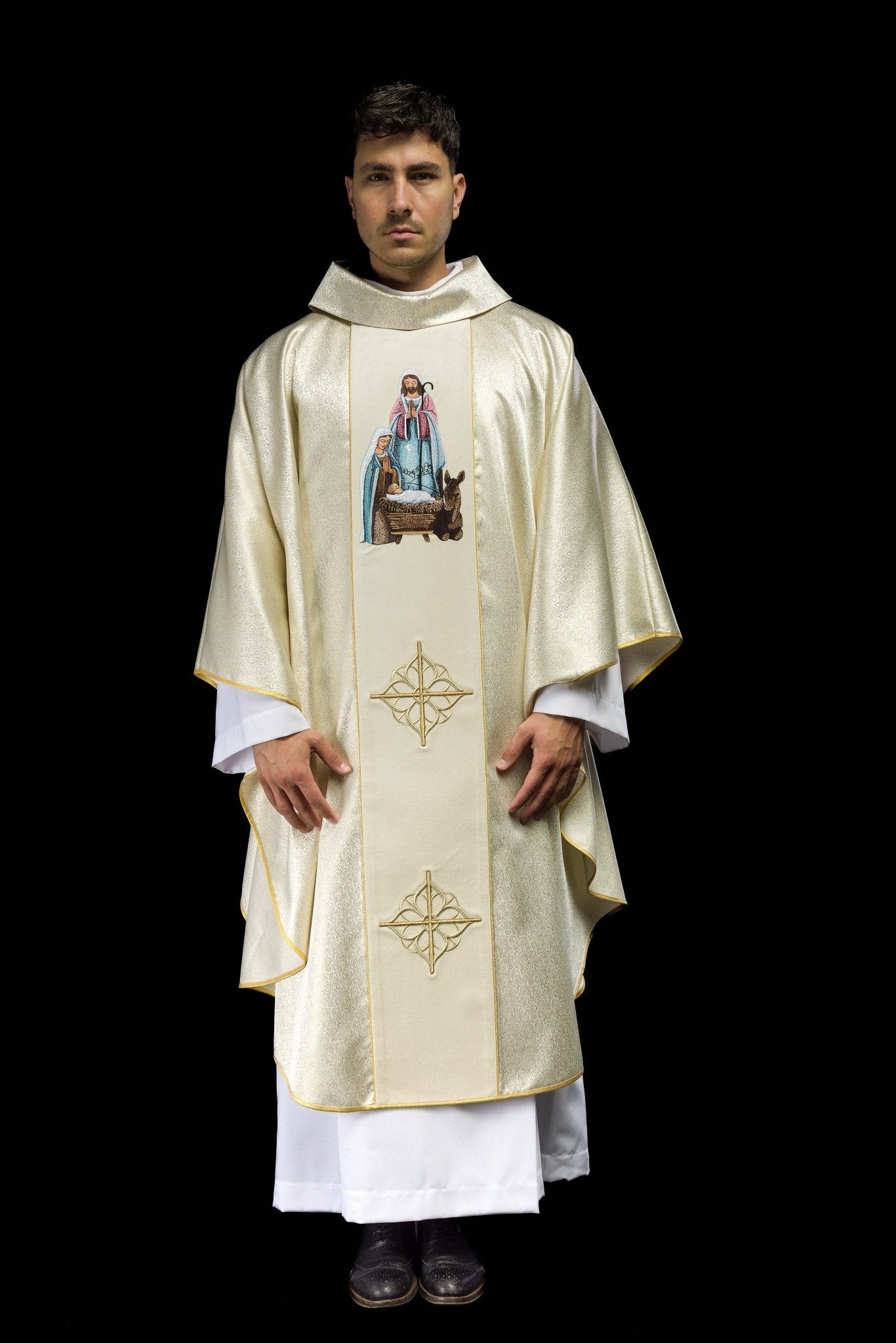 Casula ricamata con l'immagine della Sacra Famiglia su tessuto d'oro KOR/291/05/74 ECRU - PERILPRETE.IT