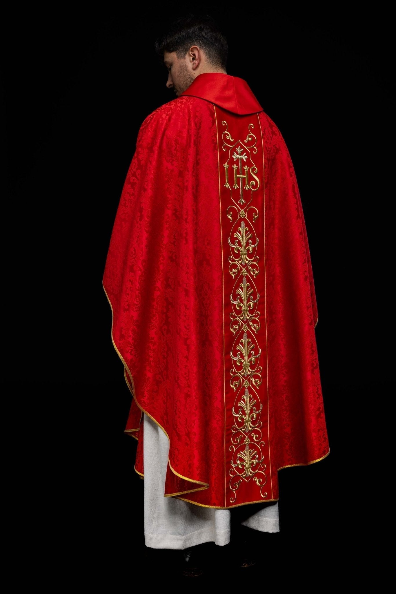 Casula ricamata IHS Rossa con Materiale Decorativo KOR/268/02/67 - PERILPRETE.IT