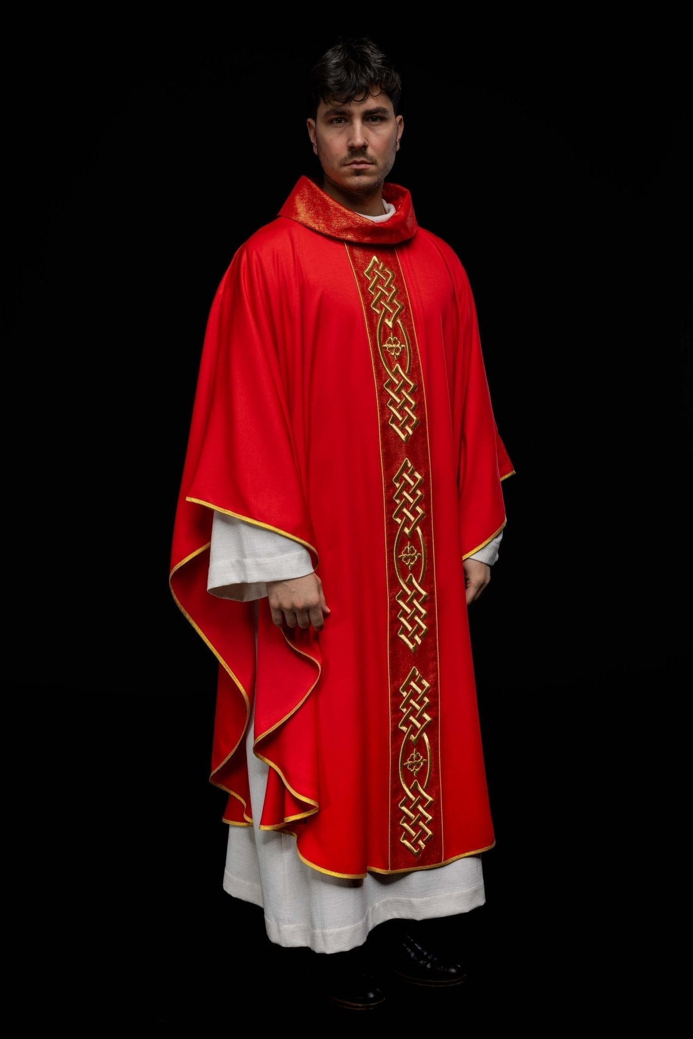 Casula ricamata Rossa con Motivo Dorato della Croce KOR/266/02/53 - PERILPRETE.IT