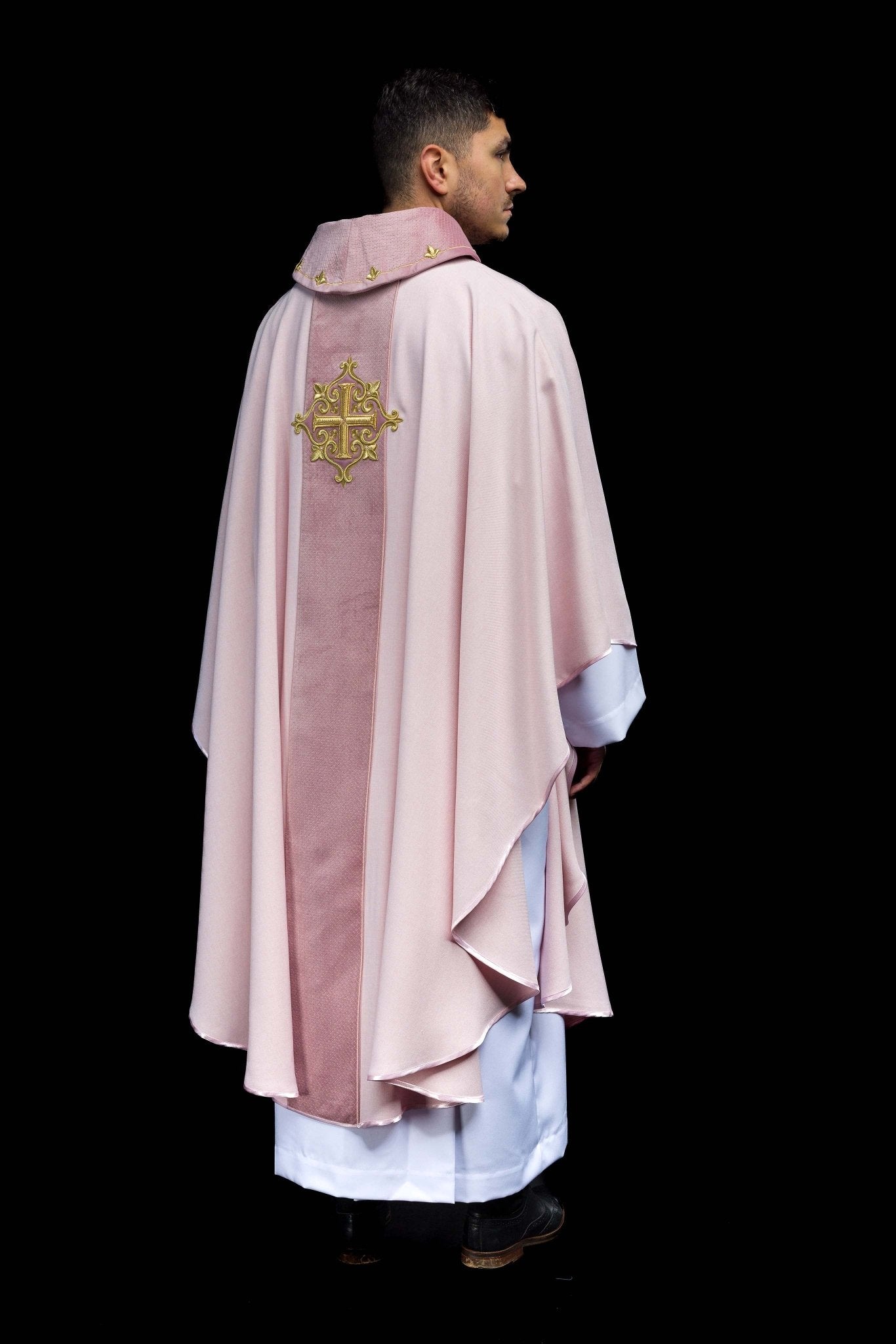 Casula ricamata su velluto con il simbolo della Croce Rosa LE/7029/08 - PERILPRETE.IT