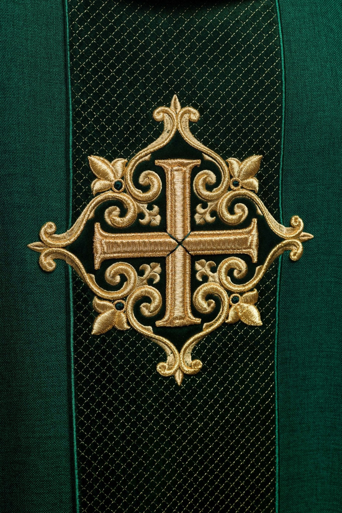 Casula ricamata su velluto con simbolo della Croce Verde LE/7029/01 - PERILPRETE.IT