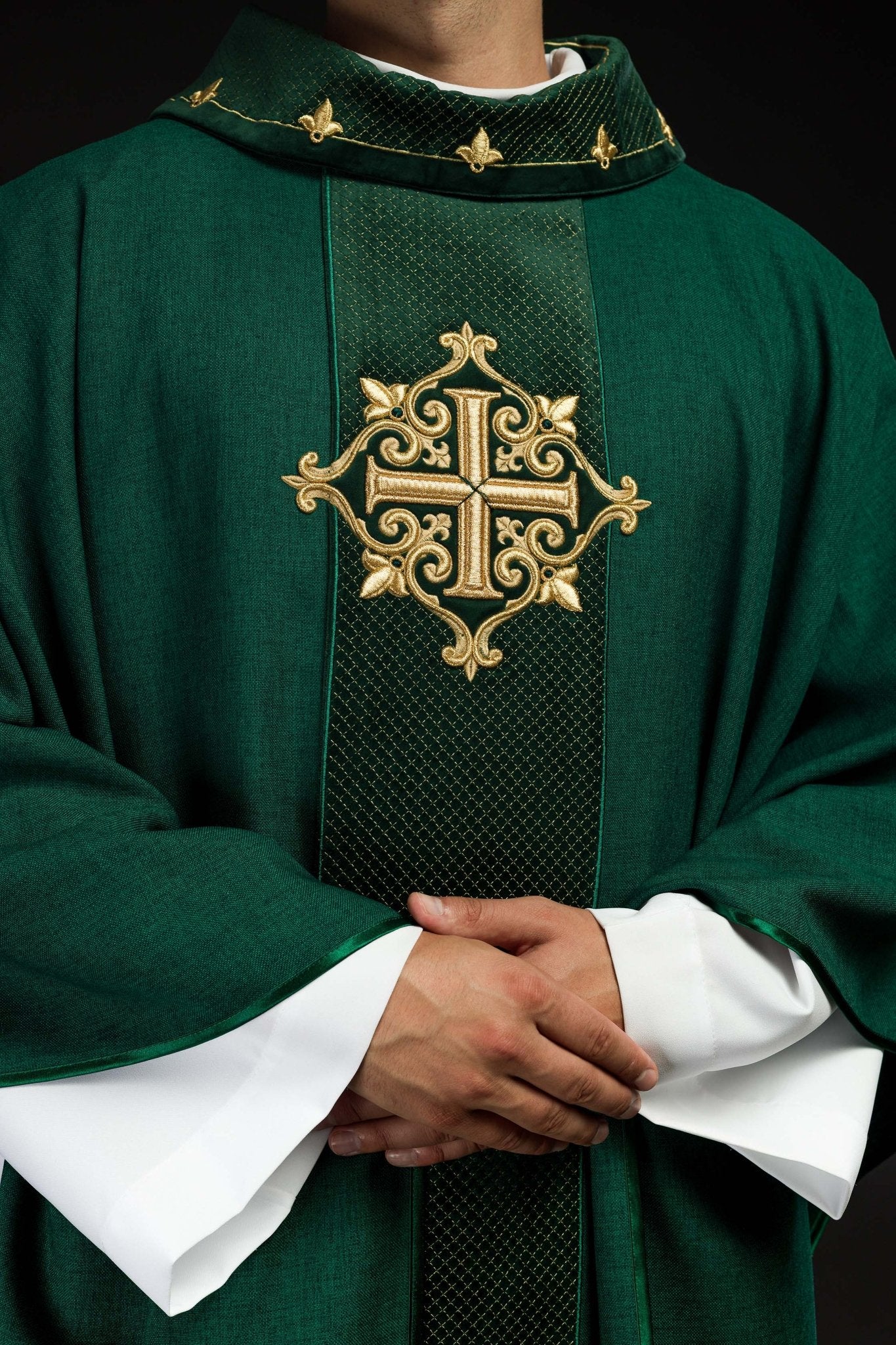 Casula ricamata su velluto con simbolo della Croce Verde LE/7029/01 - PERILPRETE.IT