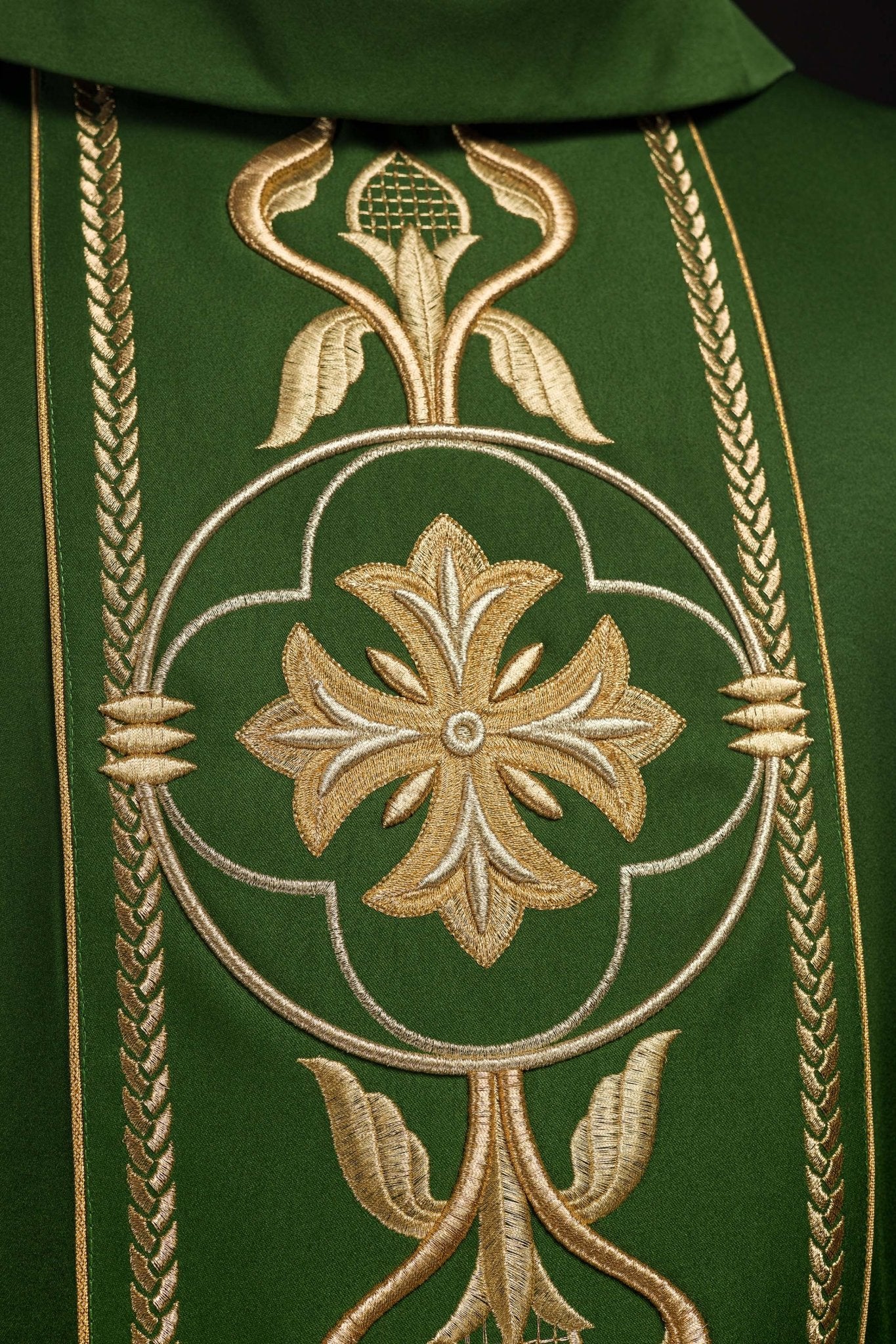 Casula ricamata Verde con Fascia Decorativa KOR/267/01/53 - PERILPRETE.IT