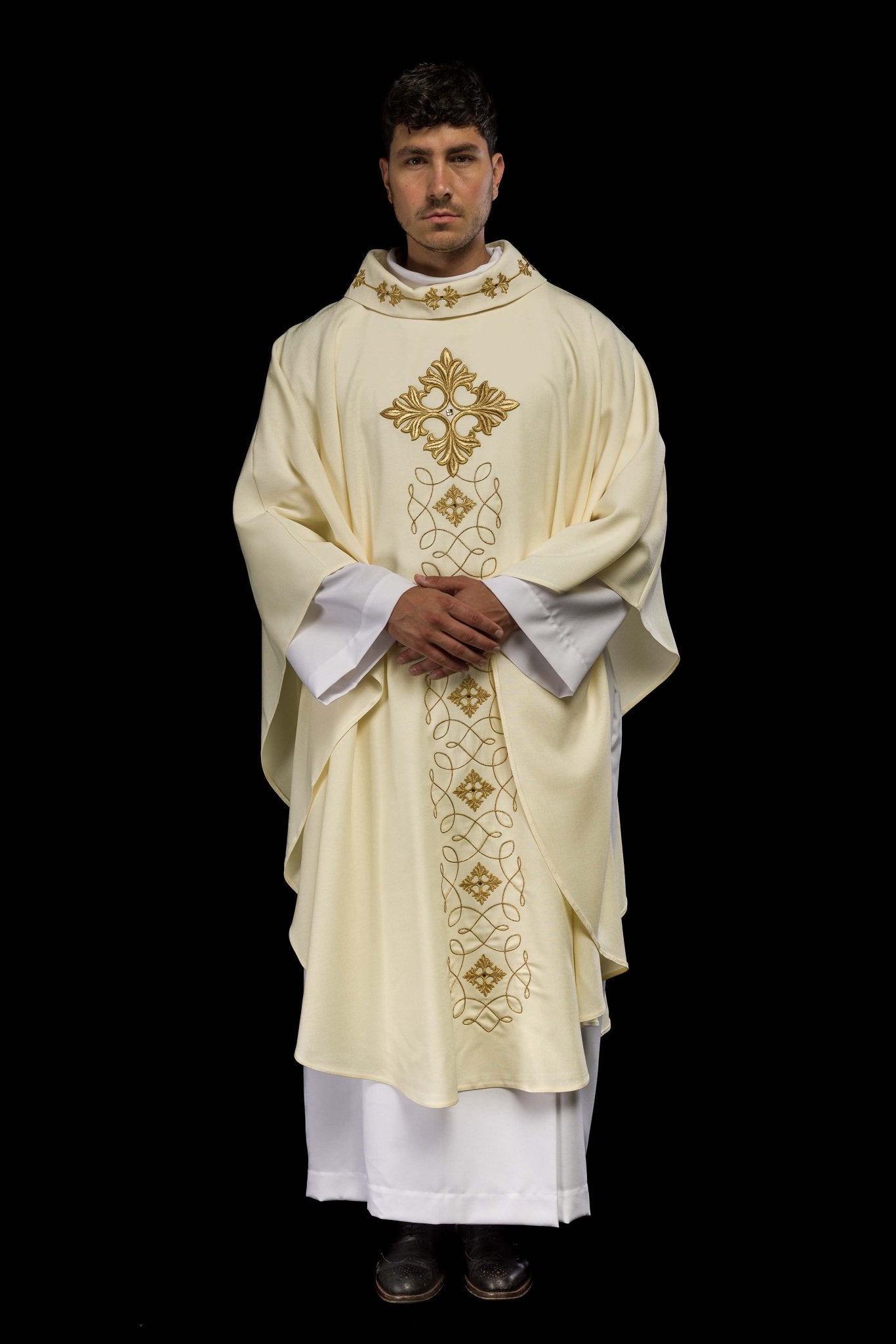 Casula riccamente decorata con spago e pietre decorative LE/7018/05 - PERILPRETE.IT