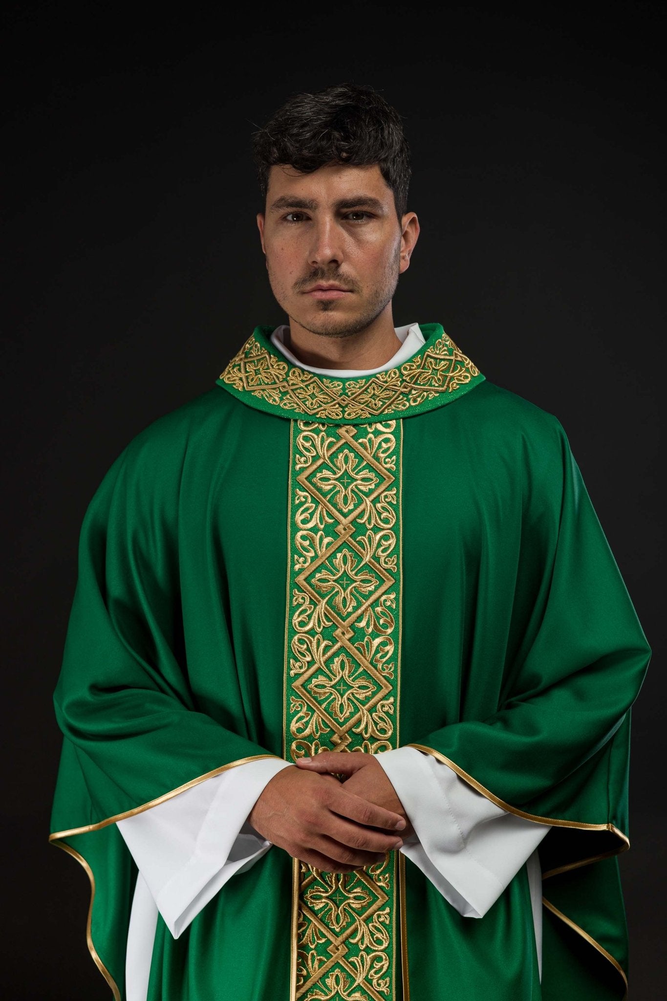 Casula riccamente ricamata con motivo floreale con croci verdi LE/7027/01 - PERILPRETE.IT