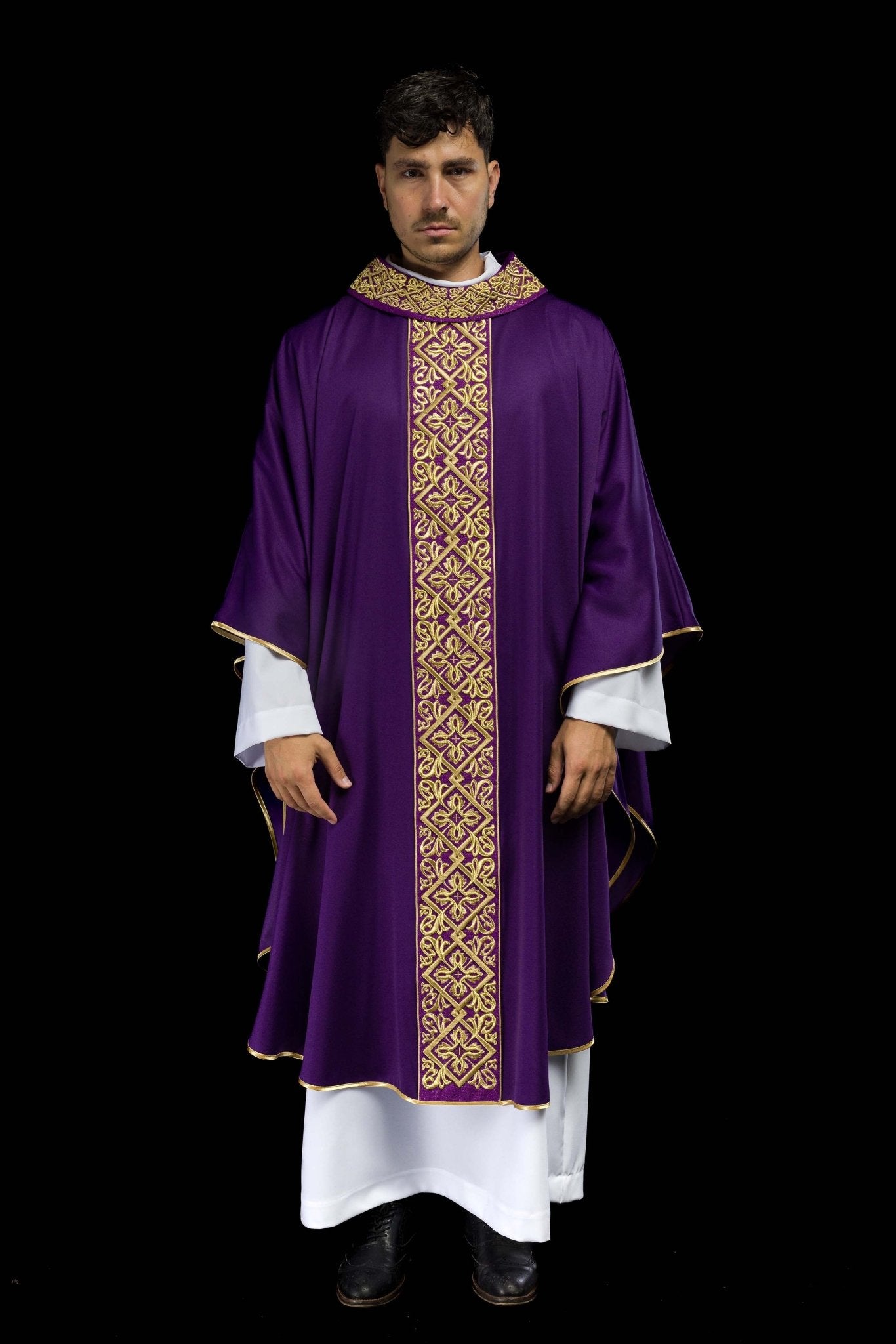 Casula riccamente ricamata con motivo floreale e croci Viola LE/7027/03 - PERILPRETE.IT