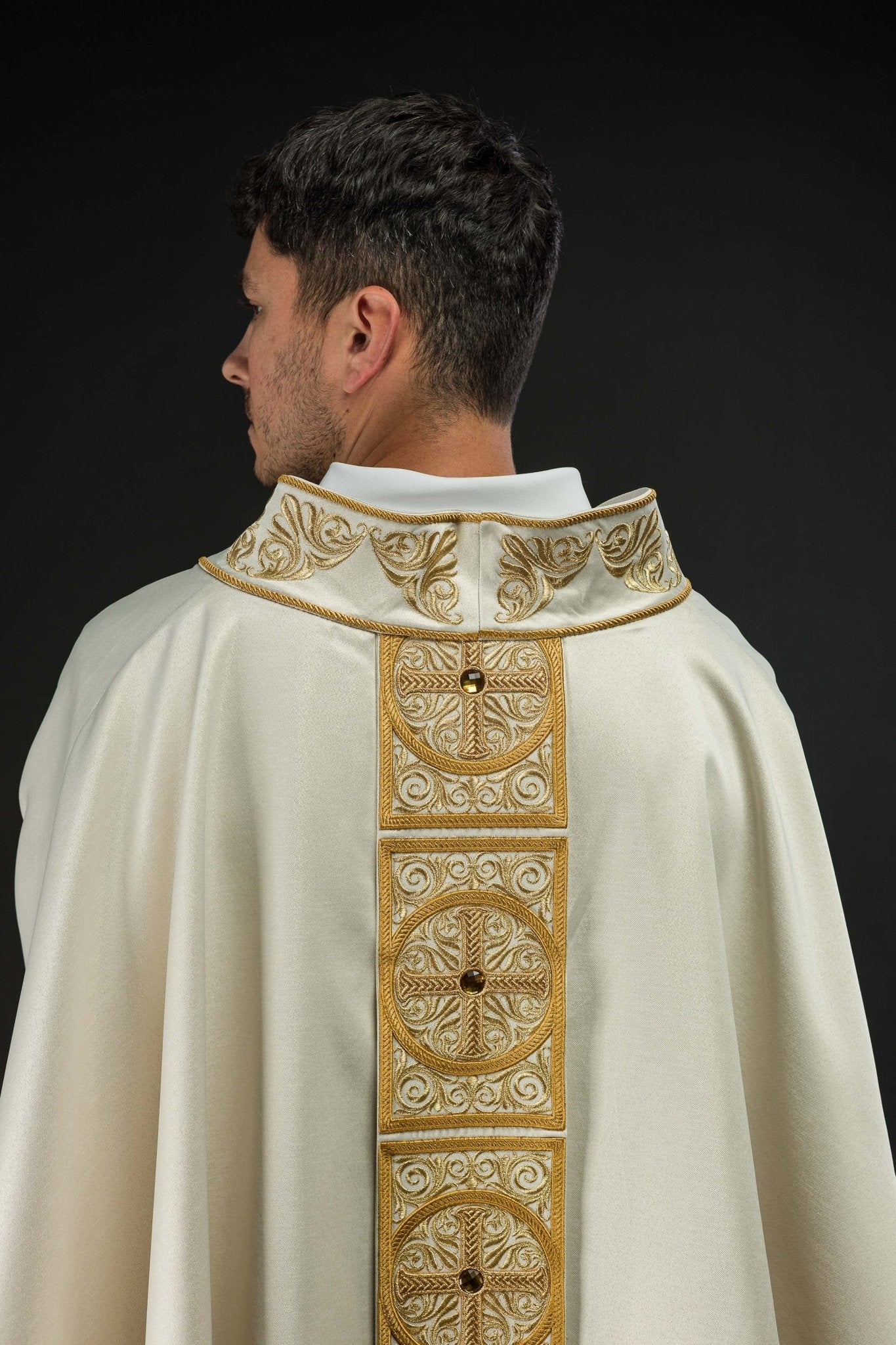 Casula riccamente ricamata con pietre decorative LE/7012/05 - PERILPRETE.IT