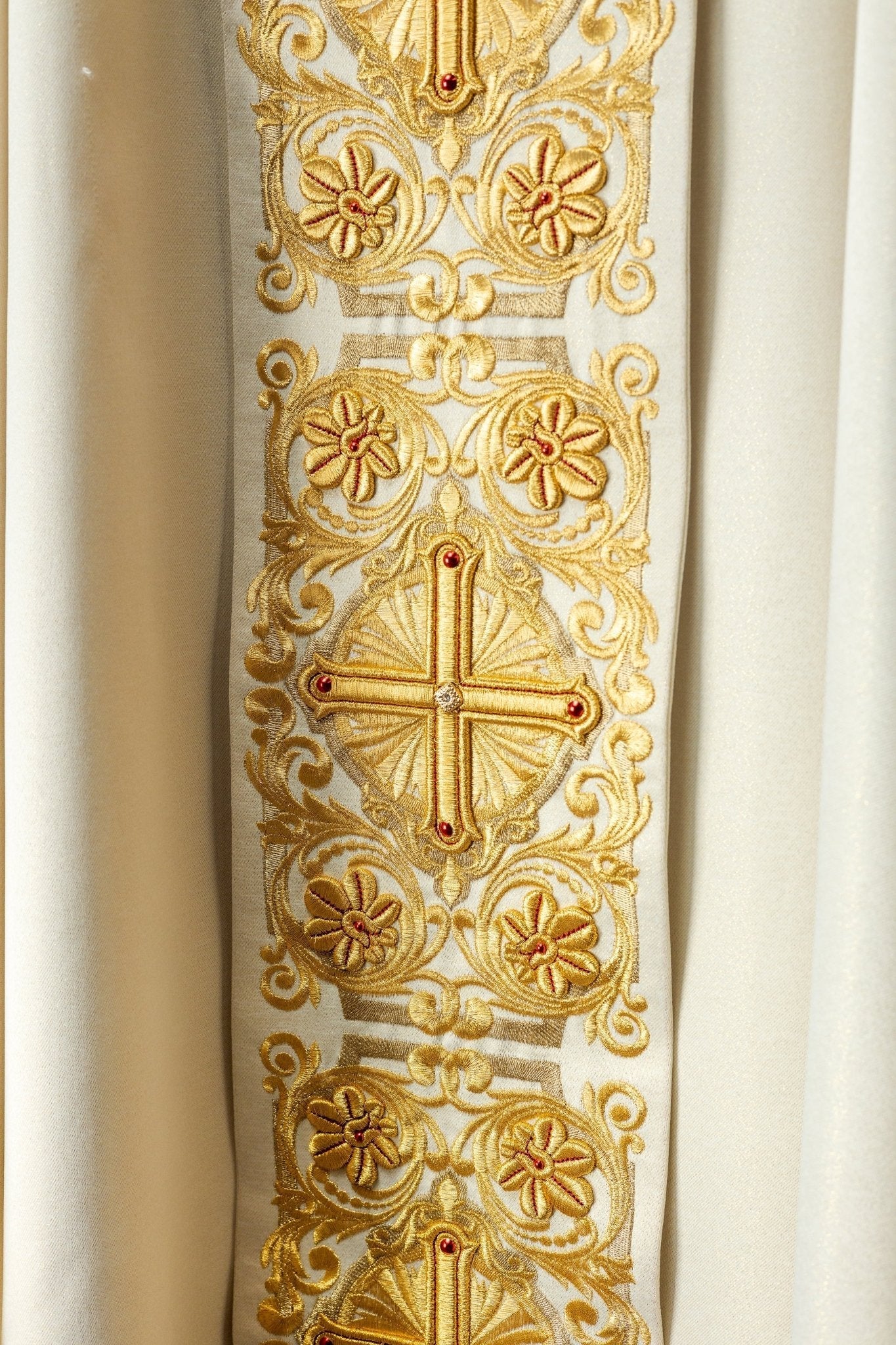 Casula riccamente ricamata con pietre decorative LE/7010/10 - PERILPRETE.IT