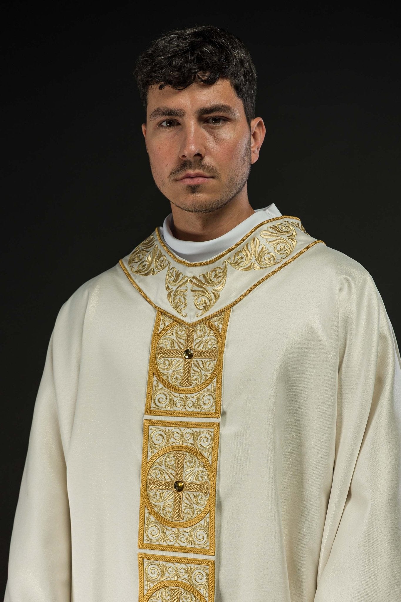 Casula riccamente ricamata con pietre decorative LE/7012/05 - PERILPRETE.IT