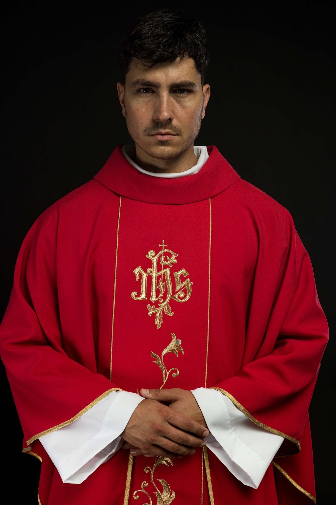 Casula romana Rossa ricamata con motivo IHS KOR/189/02/01 CZERWONY - PERILPRETE.IT