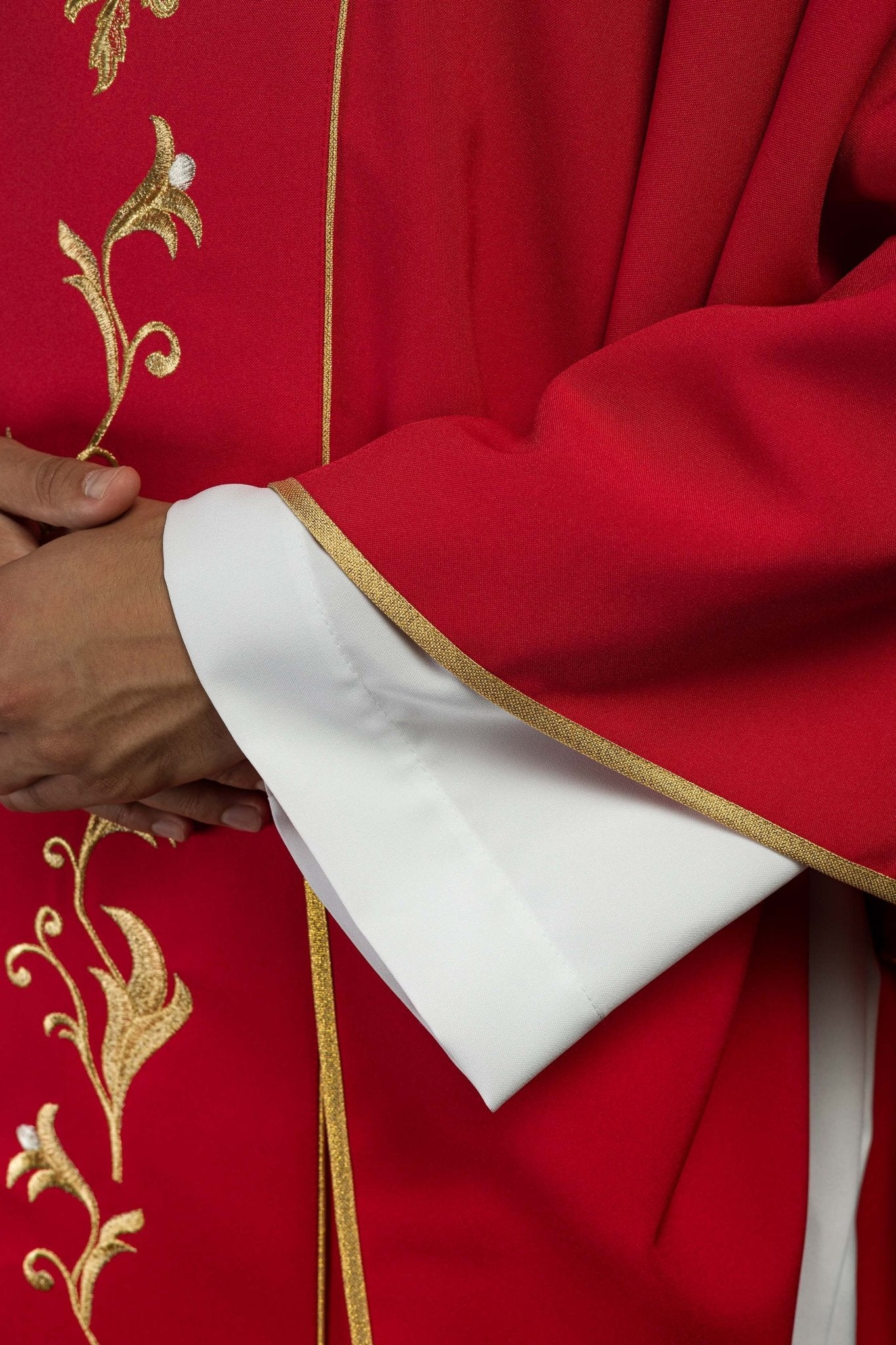 Casula romana Rossa ricamata con motivo IHS KOR/189/02/01 CZERWONY - PERILPRETE.IT