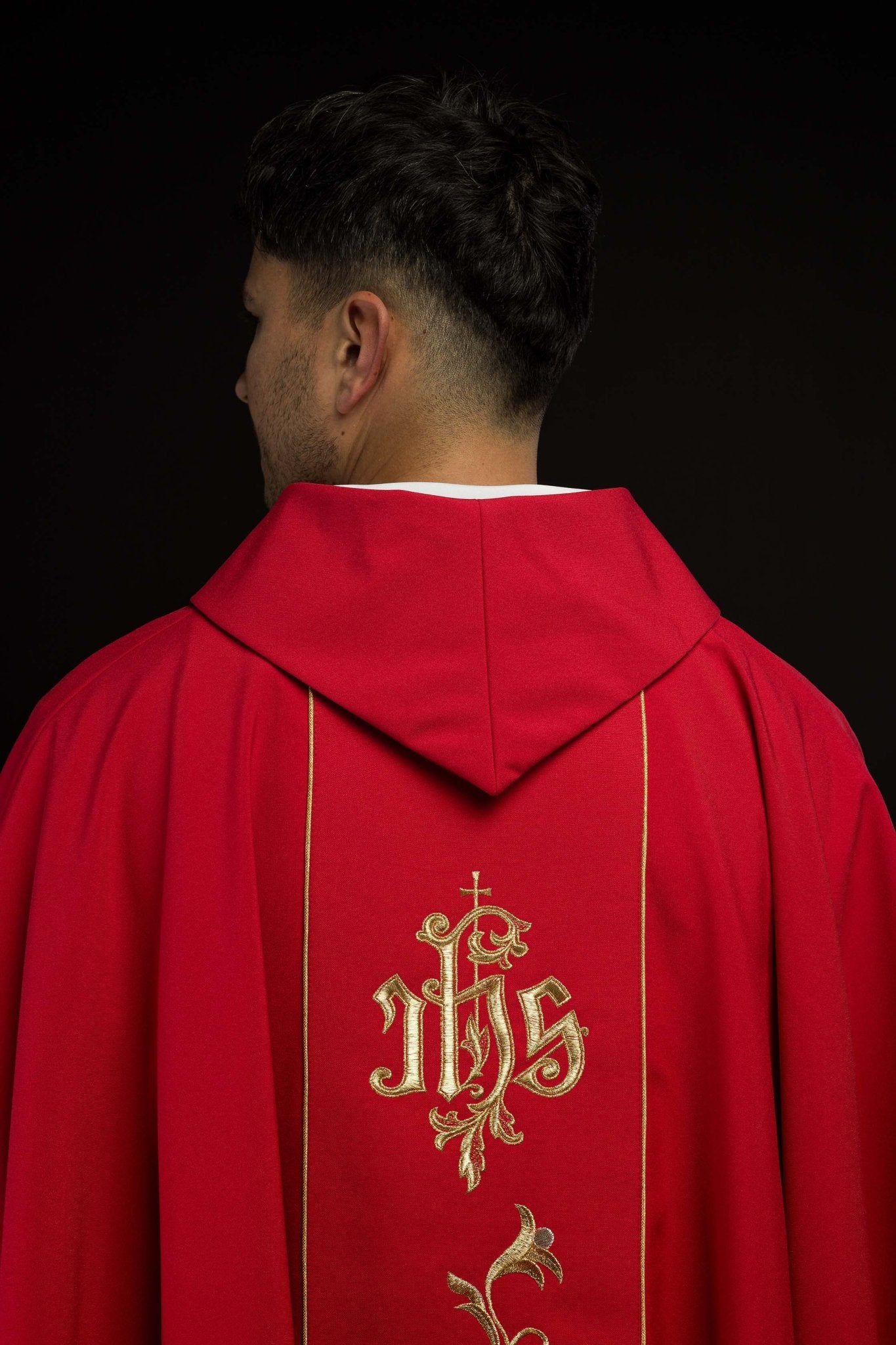 Casula romana Rossa ricamata con motivo IHS KOR/189/02/01 CZERWONY - PERILPRETE.IT