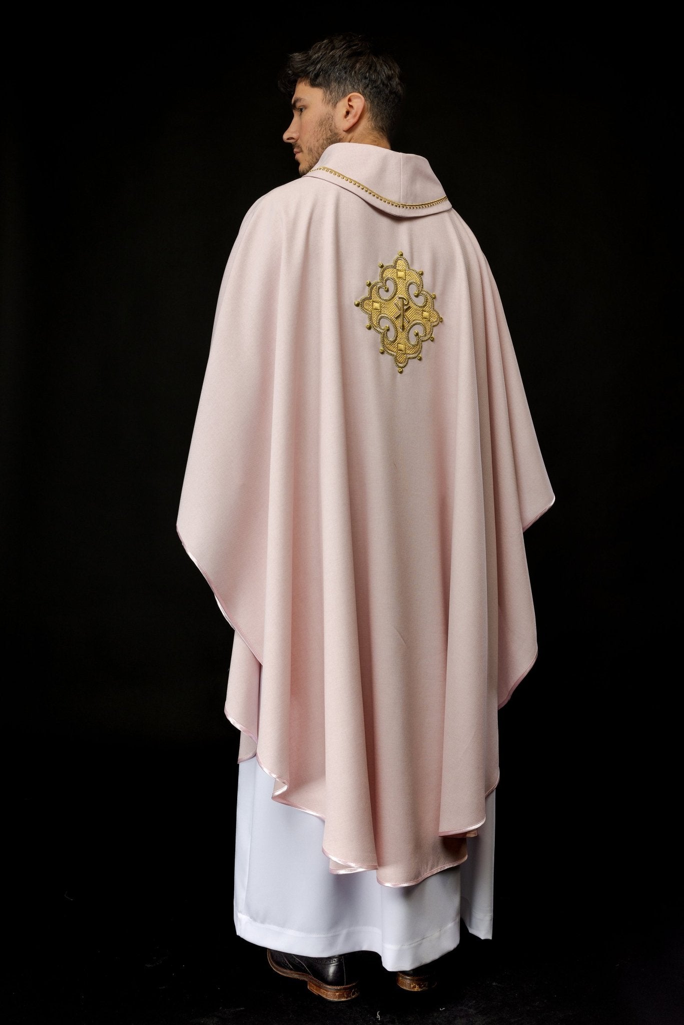 Casula rosa con croce ricamata e bordino dorato sul colletto S - 7065 - 08 - 70 - PERILPRETE.IT