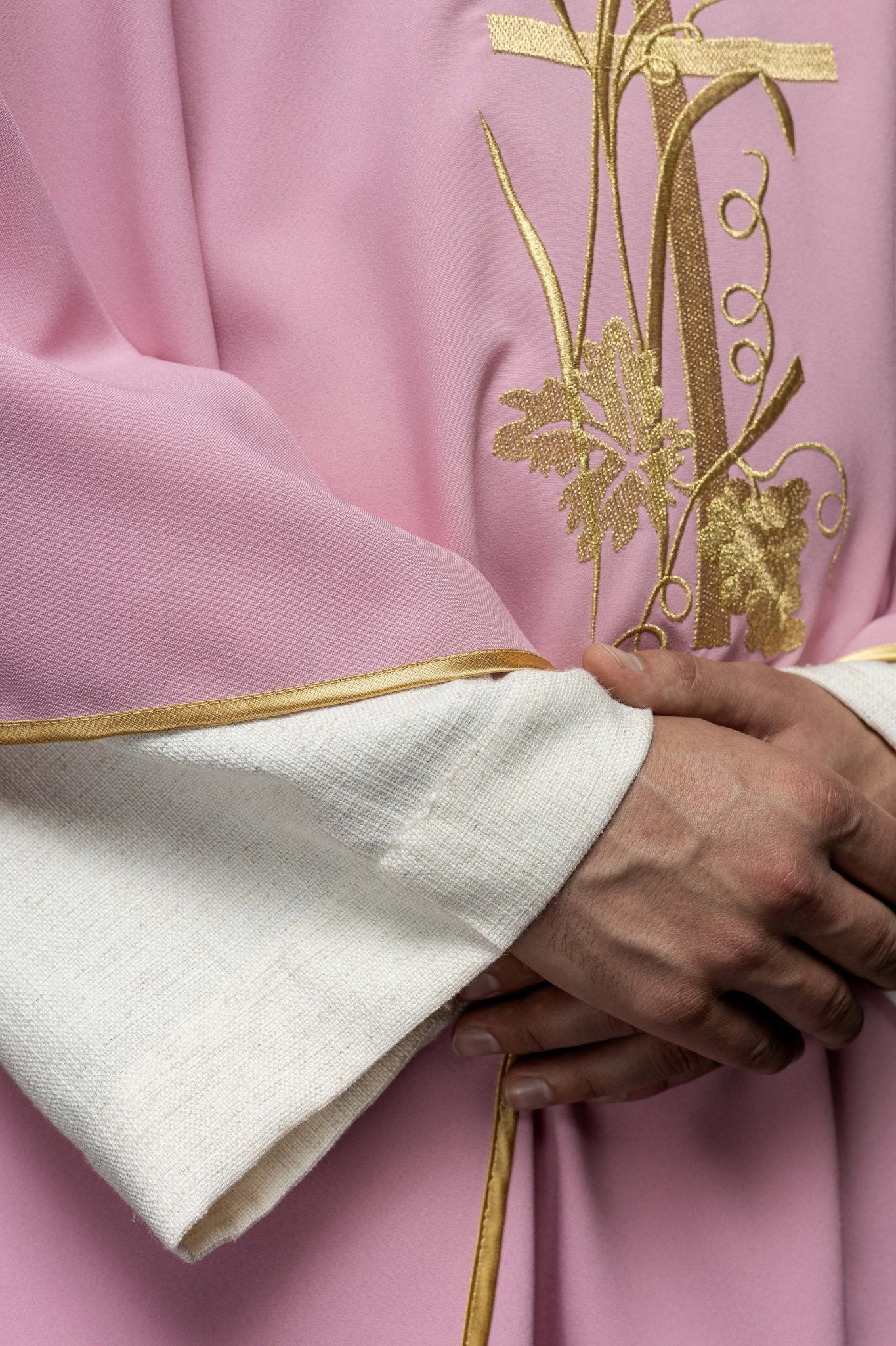 Casula Rosa con ricamo dorato della Croce KOR/026/08/12 RÓŻ - PERILPRETE.IT