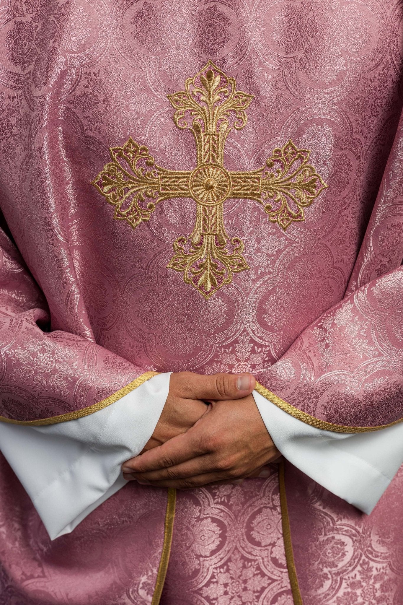 Casula rosa con una croce in tessuto fantasia KOR/403/08/11 - PERILPRETE.IT