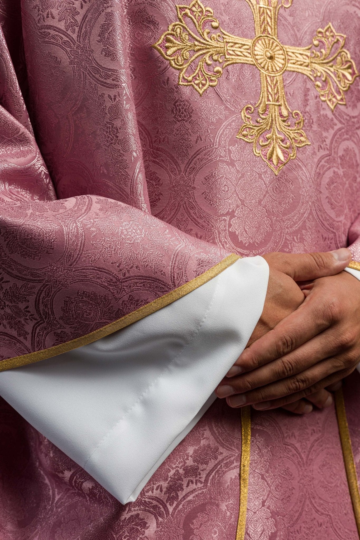 Casula rosa con una croce in tessuto fantasia KOR/403/08/11 - PERILPRETE.IT