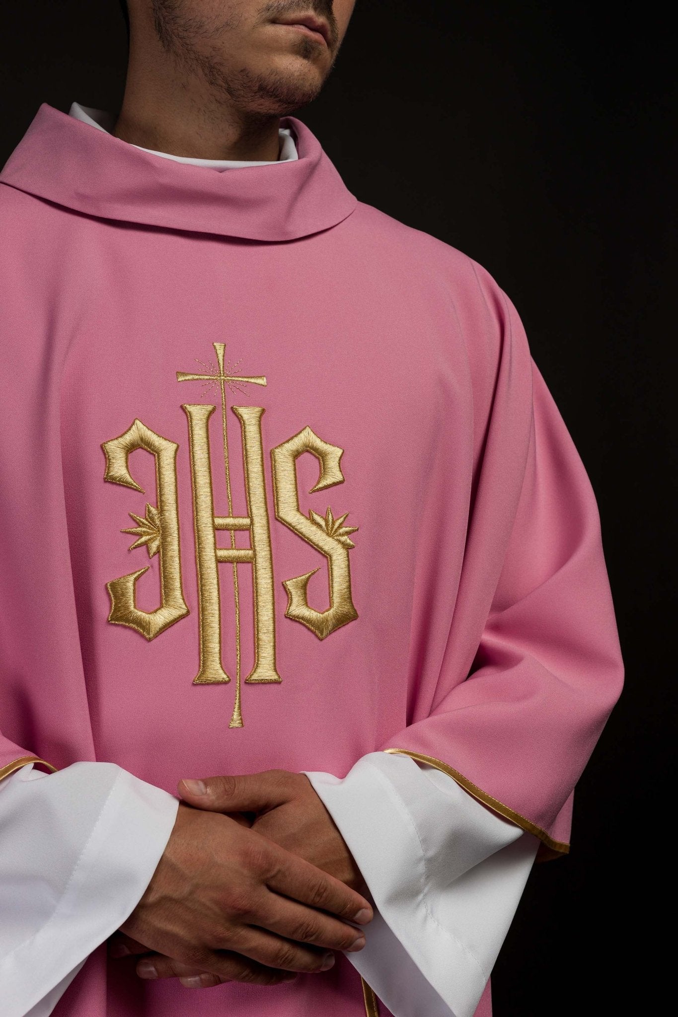 Casula Rosa ricamata con motivo IHS KOR/010/08/12 RÓŻ - PERILPRETE.IT