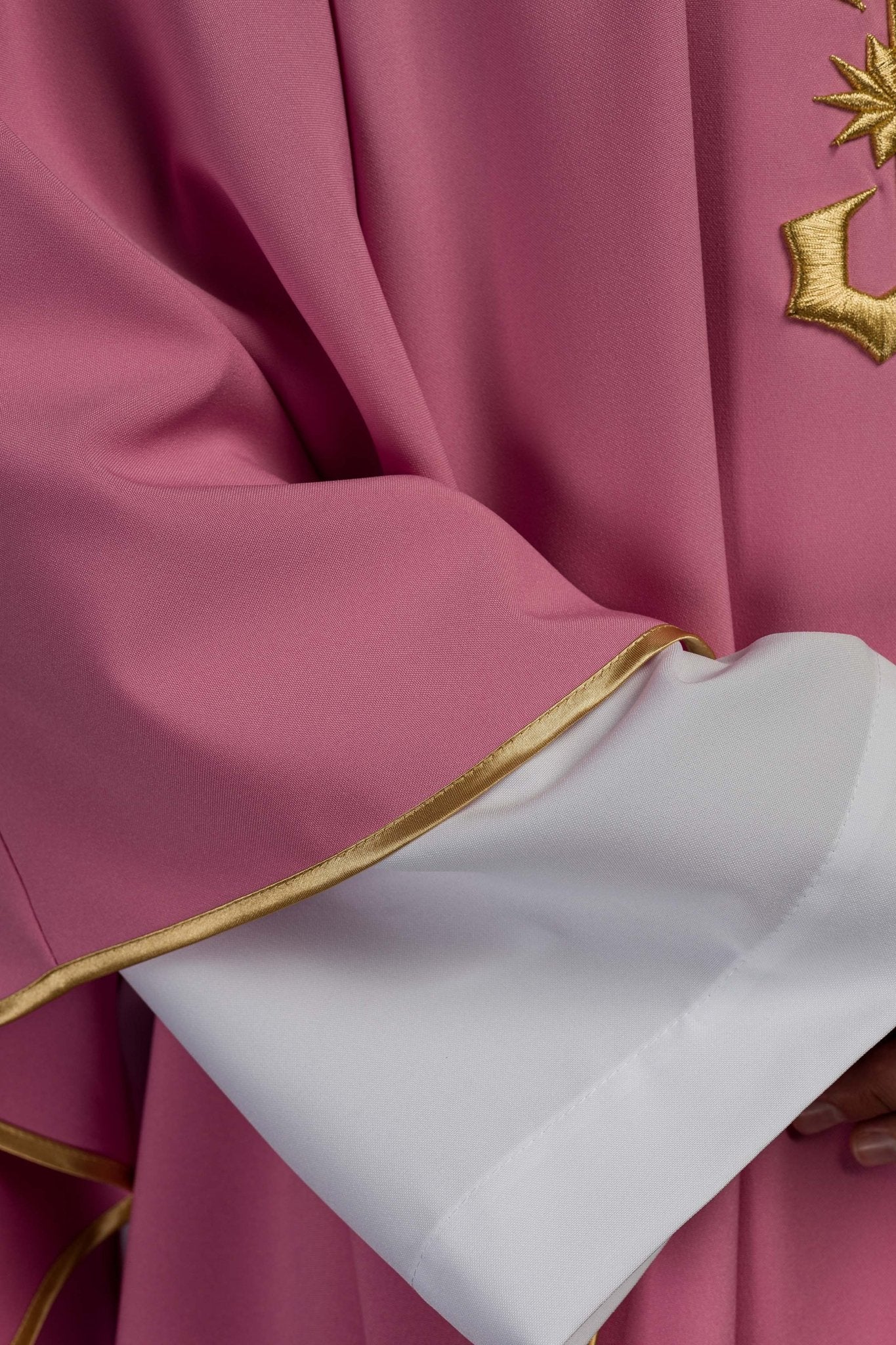 Casula Rosa ricamata con motivo IHS KOR/010/08/12 RÓŻ - PERILPRETE.IT