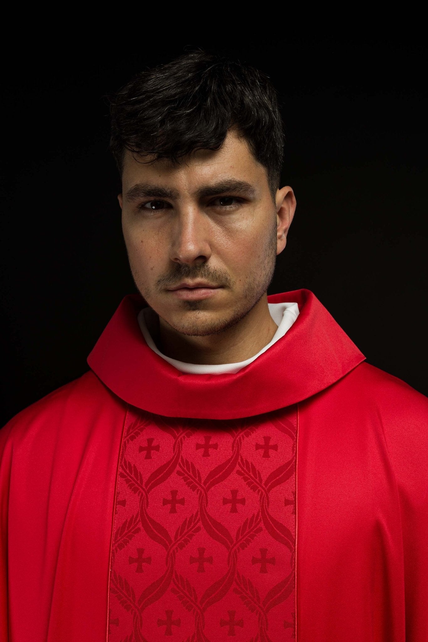 Casula rossa con banda jacquard decorata con croci KOR/402/02/53 - PERILPRETE.IT