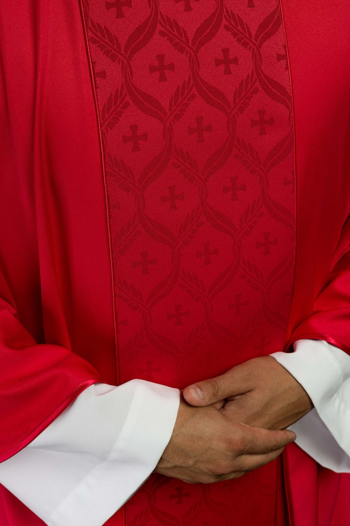 Casula rossa con banda jacquard decorata con croci KOR/402/02/53 - PERILPRETE.IT