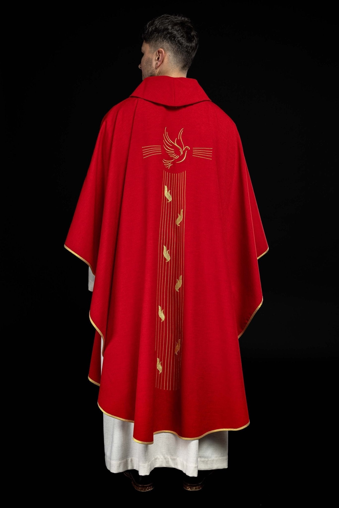 Casula rossa con bordatura dorata e ricamo dello Spirito Santo KOR/218/02/62 CZERWONY - PERILPRETE.IT