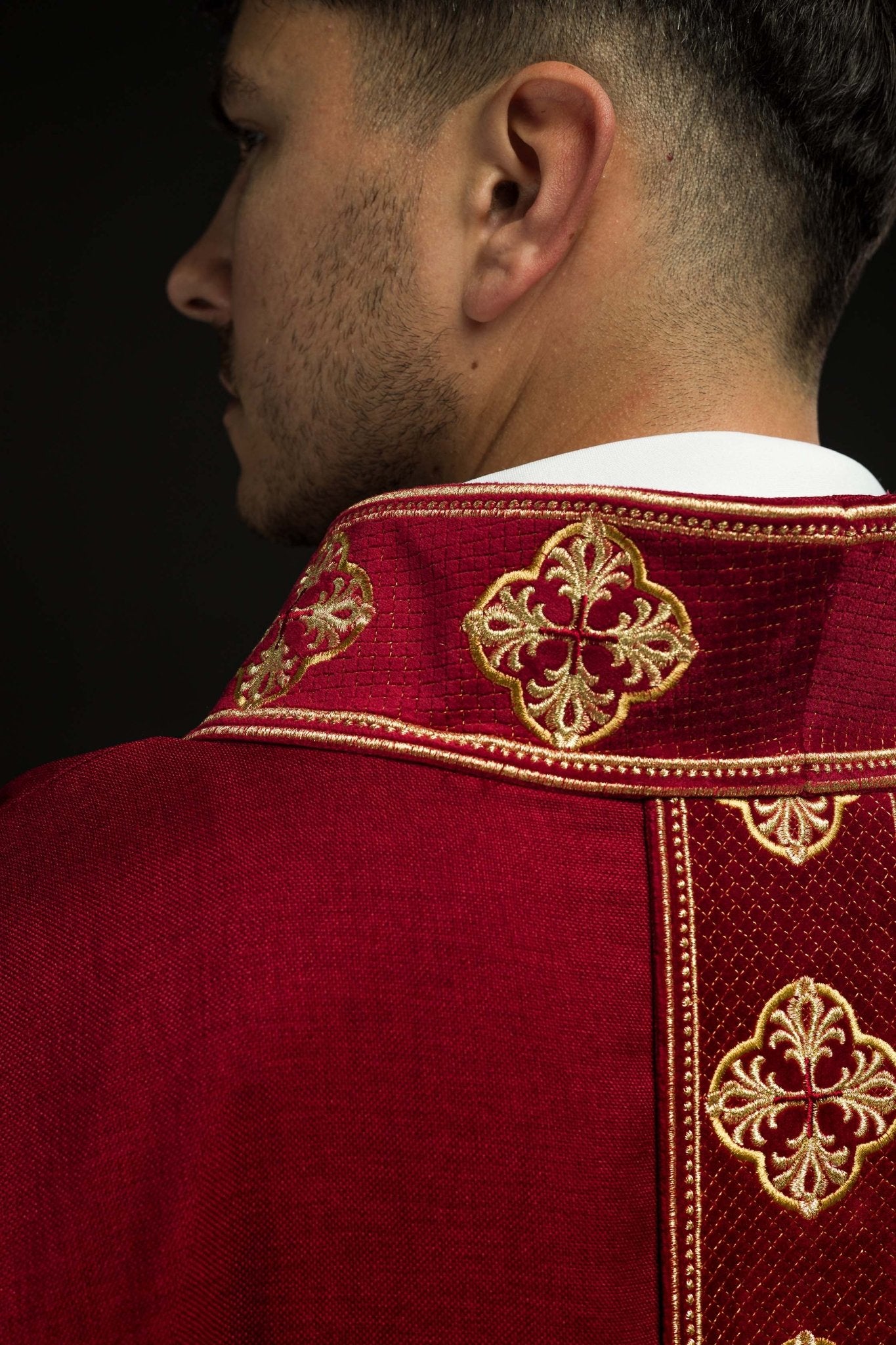 Casula rossa con cintura ricamata e colletto a croce S-7069-02-70 - PERILPRETE.IT