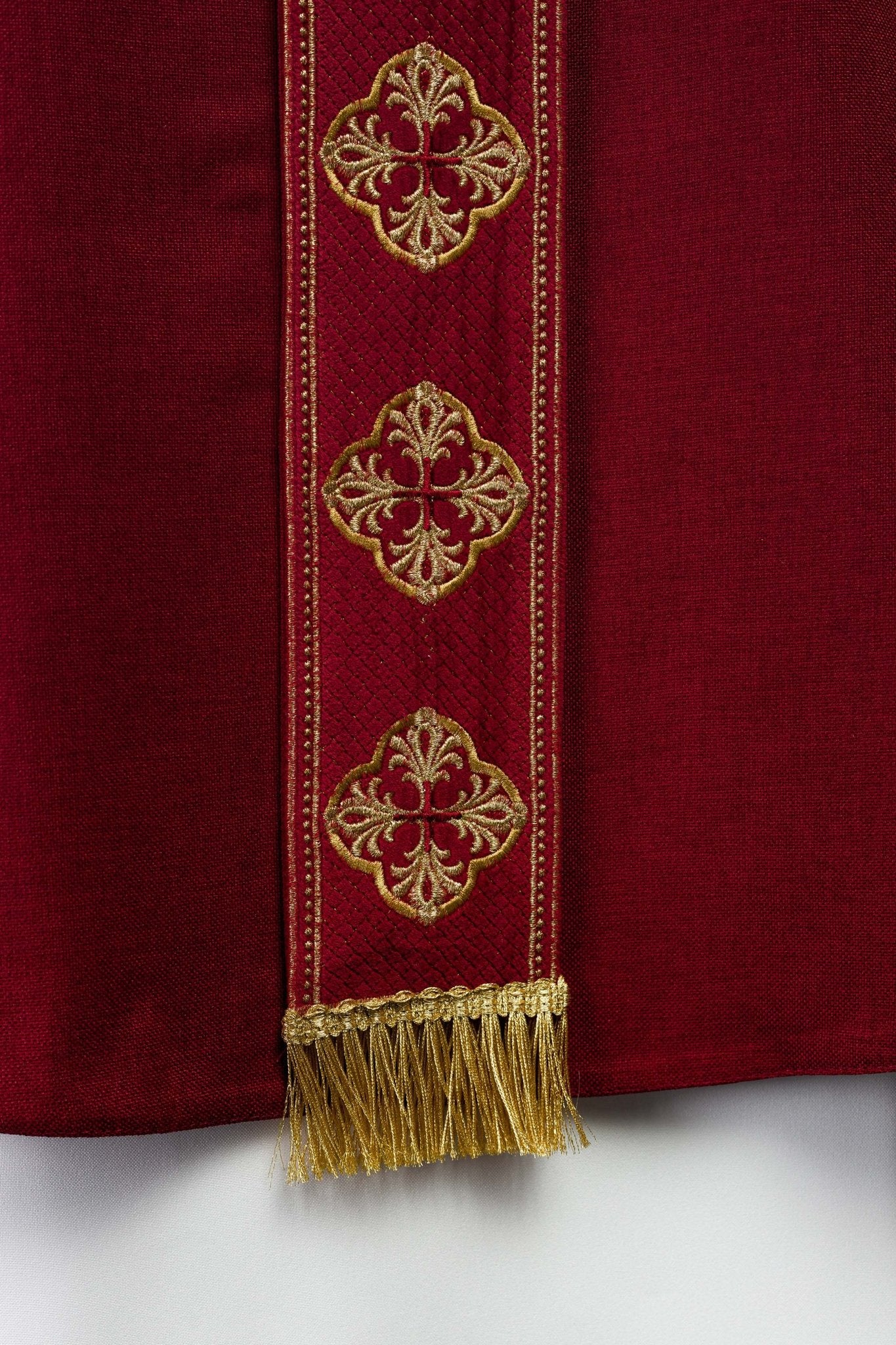 Casula rossa con cintura ricamata e colletto a croce S-7069-02-70 - PERILPRETE.IT