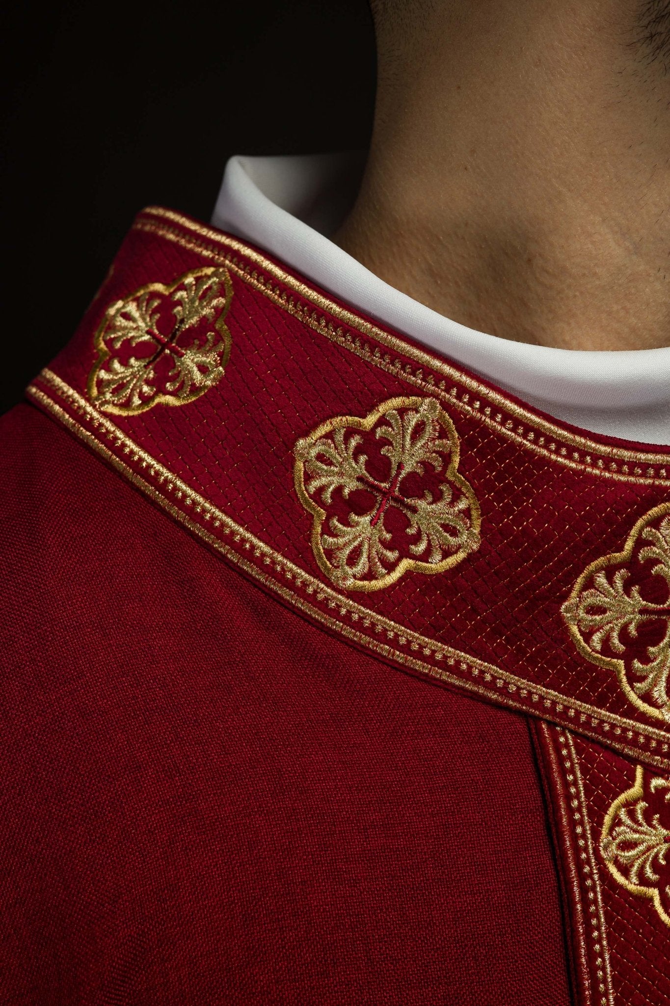 Casula rossa con cintura ricamata e colletto a croce S-7069-02-70 - PERILPRETE.IT