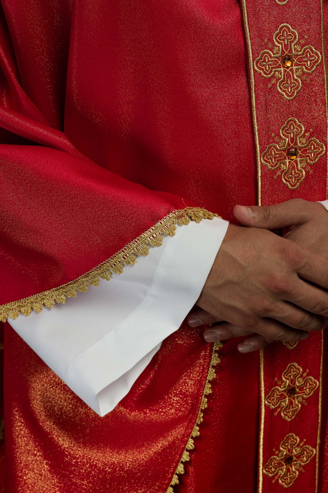 Casula rossa con cintura ricamata e colletto decorato con pietre S-7056-02-54 - PERILPRETE.IT