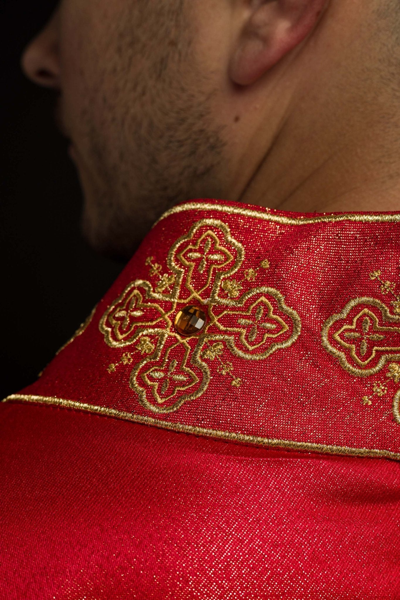 Casula rossa con cintura ricamata e colletto decorato con pietre S-7056-02-54 - PERILPRETE.IT