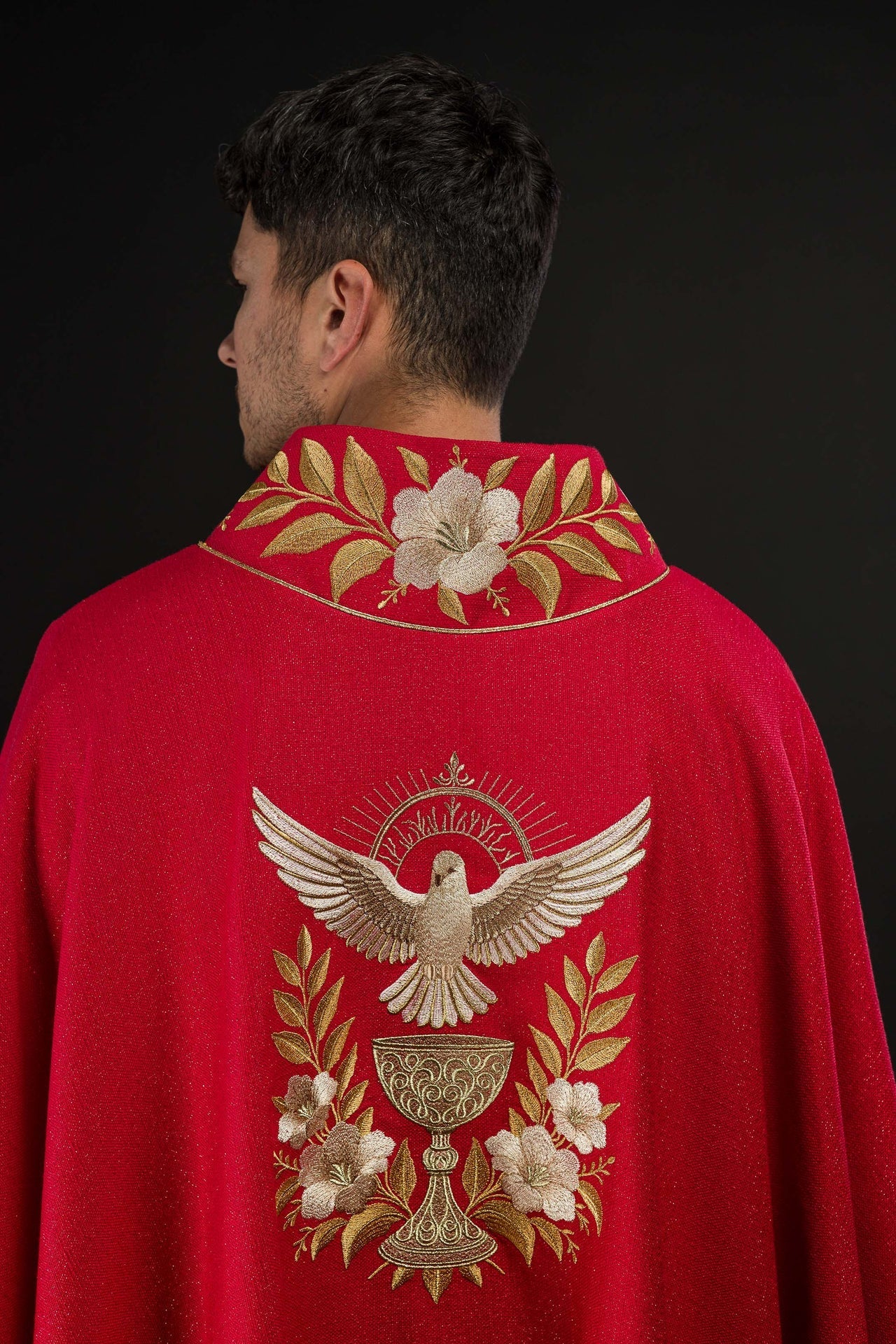 Casula rossa con colletto ricamato e simbolo dello Spirito Santo LE/7046/02 - PERILPRETE.IT