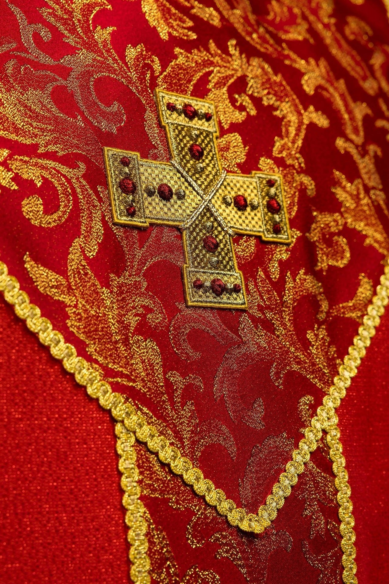 Casula rossa con croce decorata con tessuto jacquard LE/7075/02 - PERILPRETE.IT