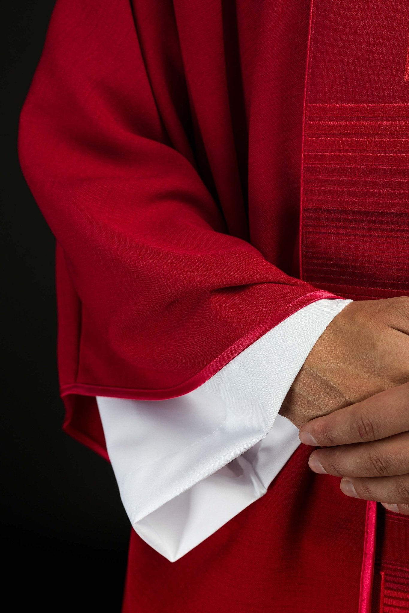 Casula rossa con decorazioni dorate HA7032-02 CZERWONY - PERILPRETE.IT