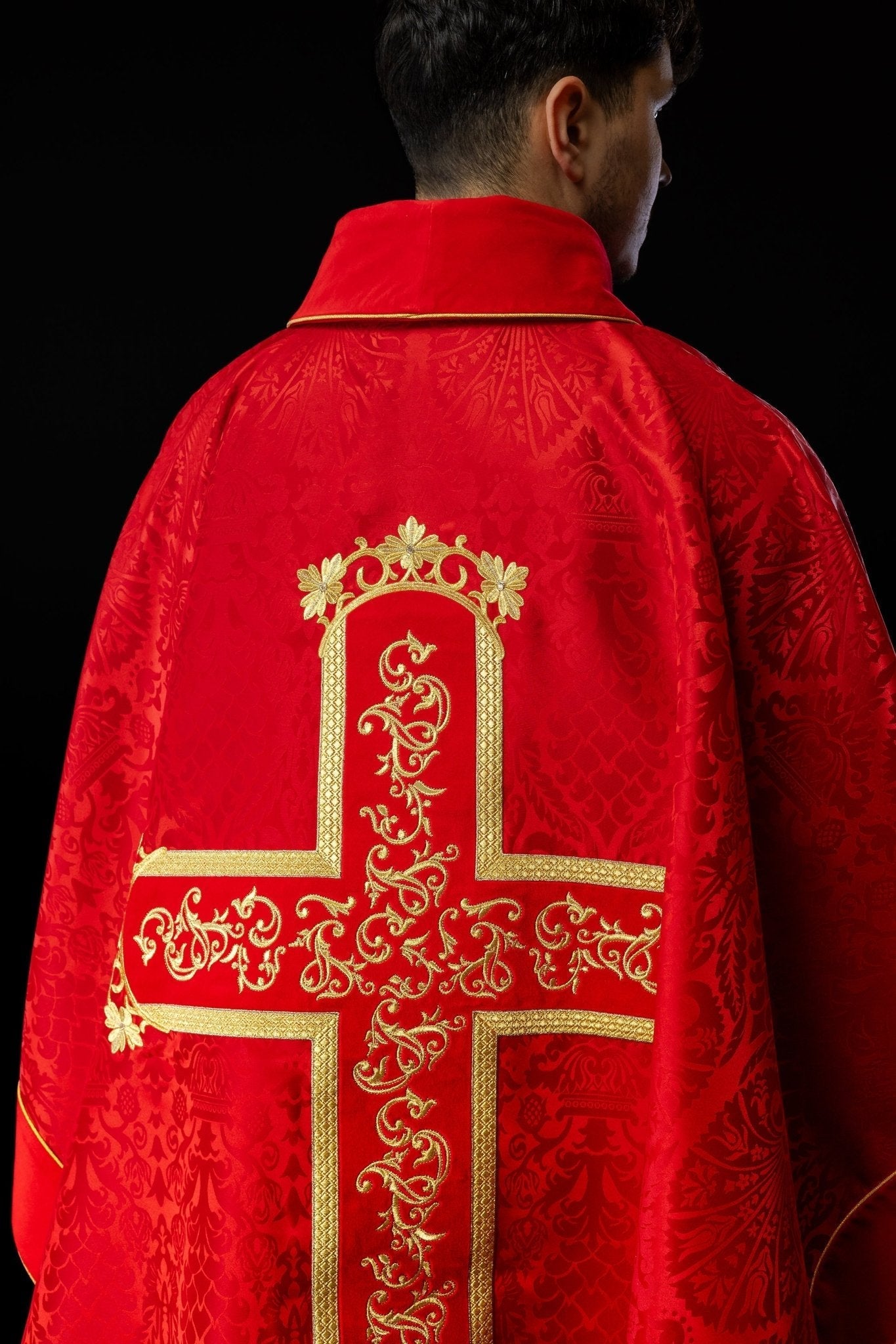 Casula Rossa con immagine ricamata di Cristo KOR/190/02/83/PA CZERWONY - PERILPRETE.IT