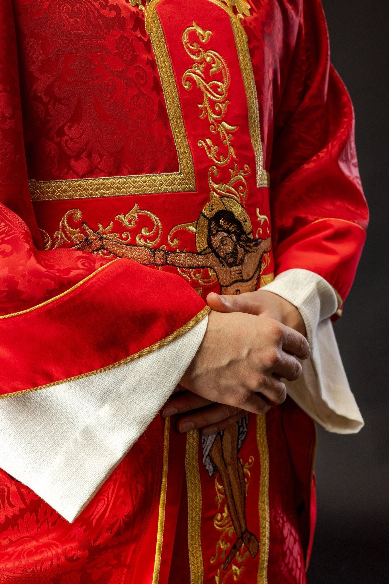 Casula Rossa con immagine ricamata di Cristo KOR/190/02/83/PA CZERWONY - PERILPRETE.IT