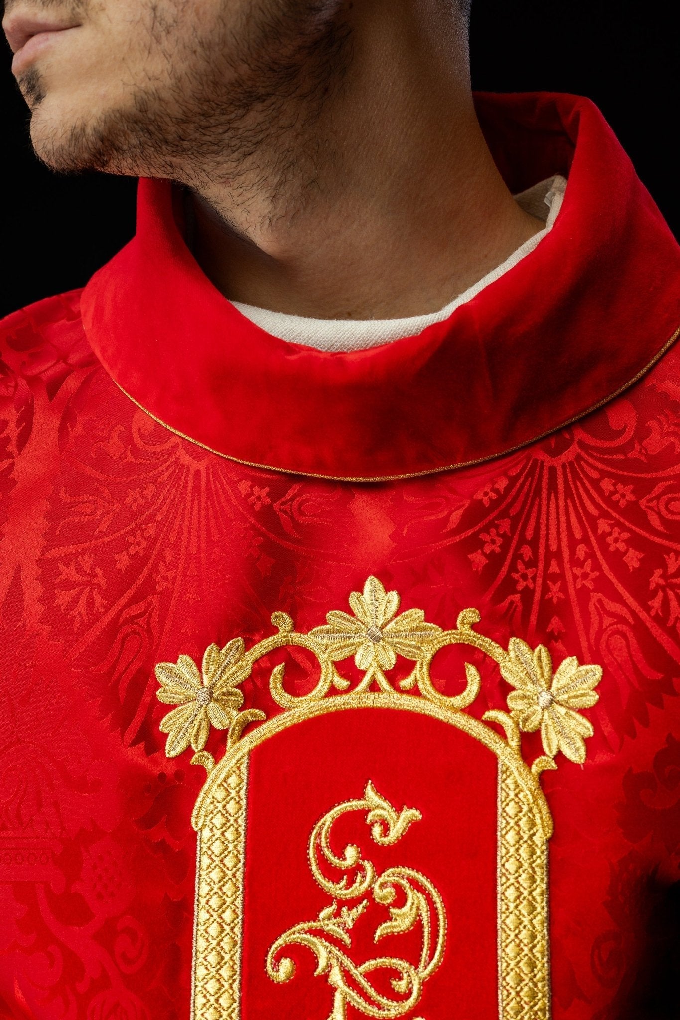 Casula Rossa con immagine ricamata di Cristo KOR/190/02/83/PA CZERWONY - PERILPRETE.IT