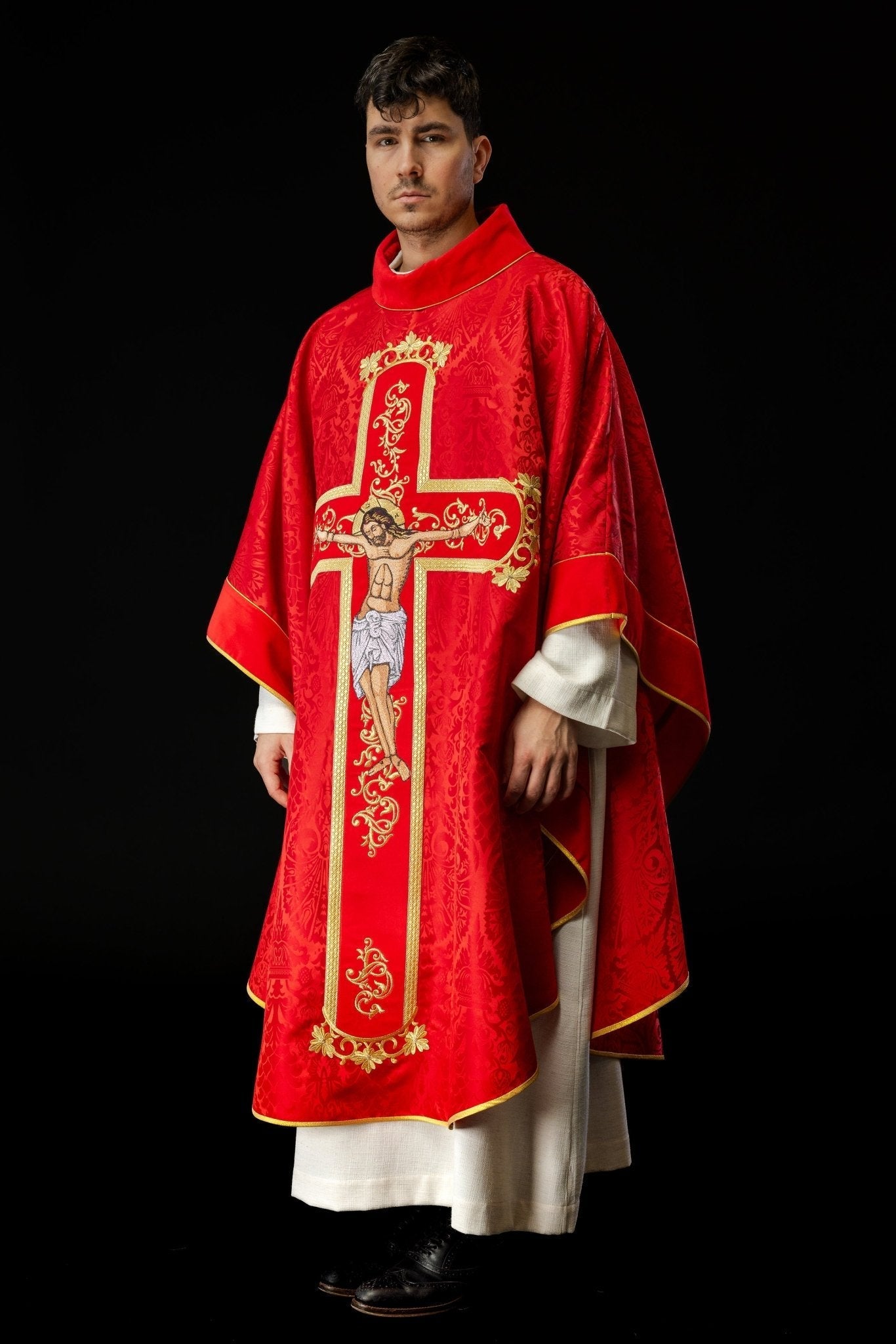 Casula Rossa con immagine ricamata di Cristo KOR/190/02/83/PA CZERWONY - PERILPRETE.IT