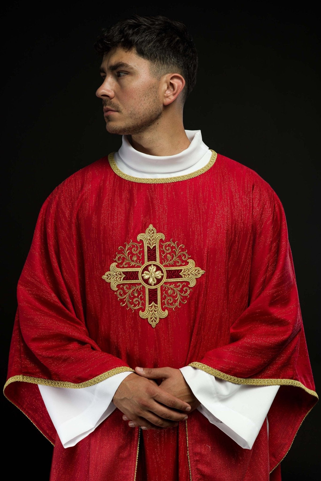 Casula rossa con motivo ricamato della croce su tessuto decorativo KOA/006/02/99 - PERILPRETE.IT