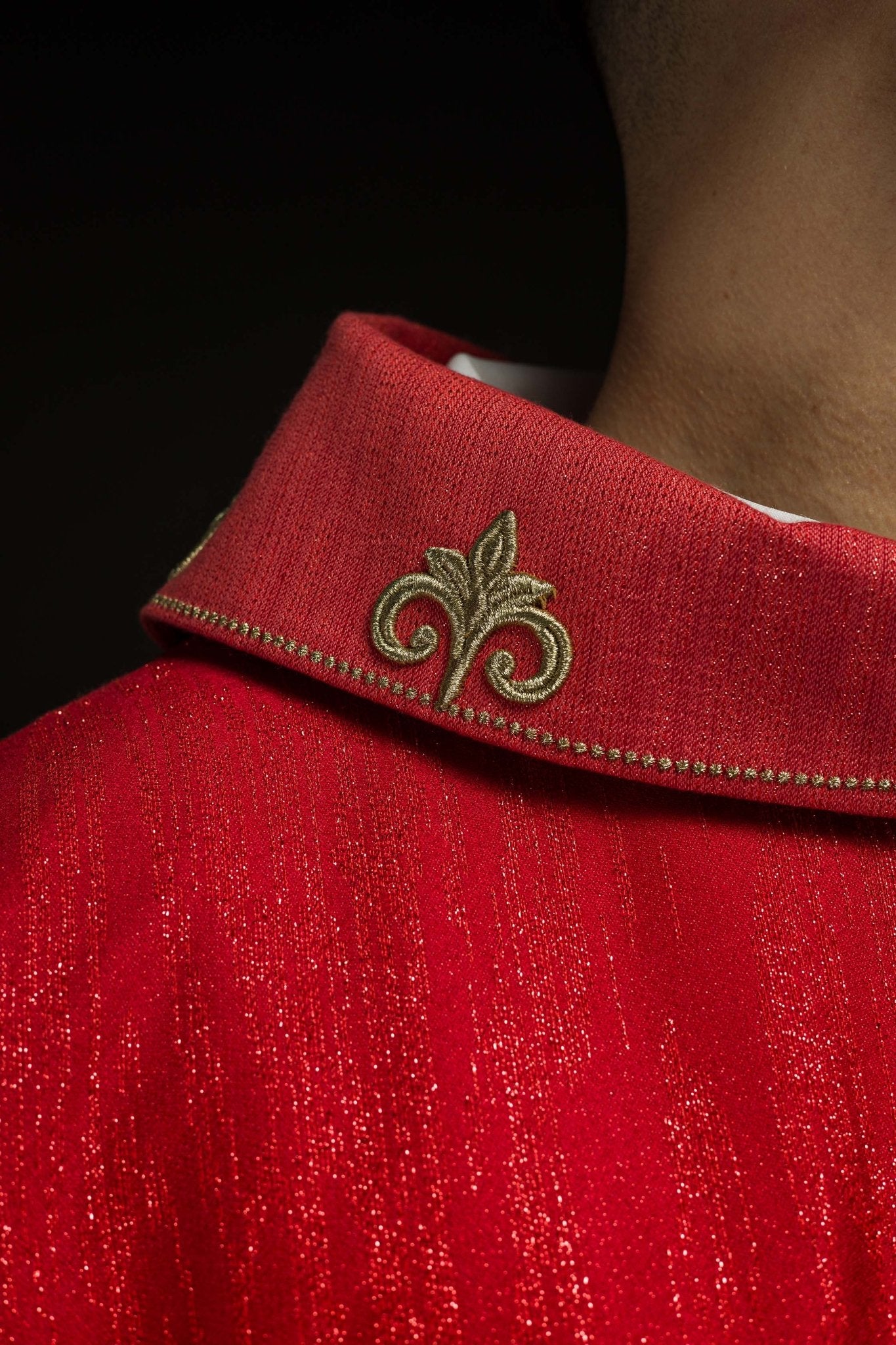 Casula rossa con ricamo della croce su tessuto decorativo LE/7036/02 - PERILPRETE.IT