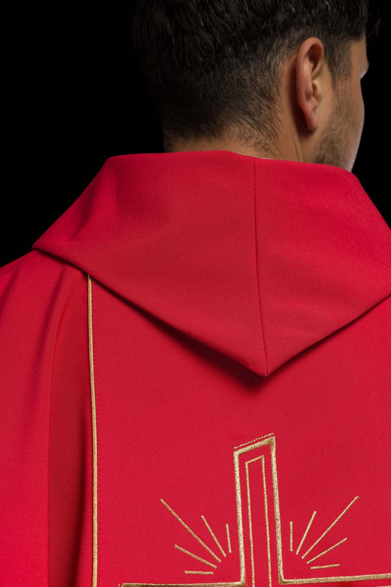 Casula Rossa con ricamo dorato Croce e IHS KOR/074/02/01 CZERWONY - PERILPRETE.IT