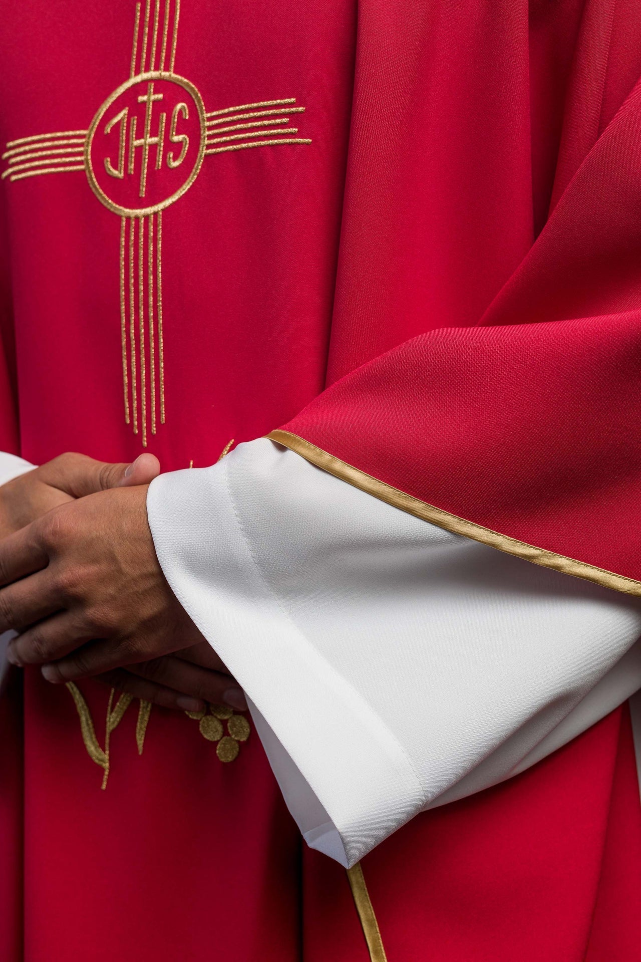 Casula rossa ricamata con ampio colletto e motivo IHS KOR/003/02/12/KARO CZERWONY - PERILPRETE.IT