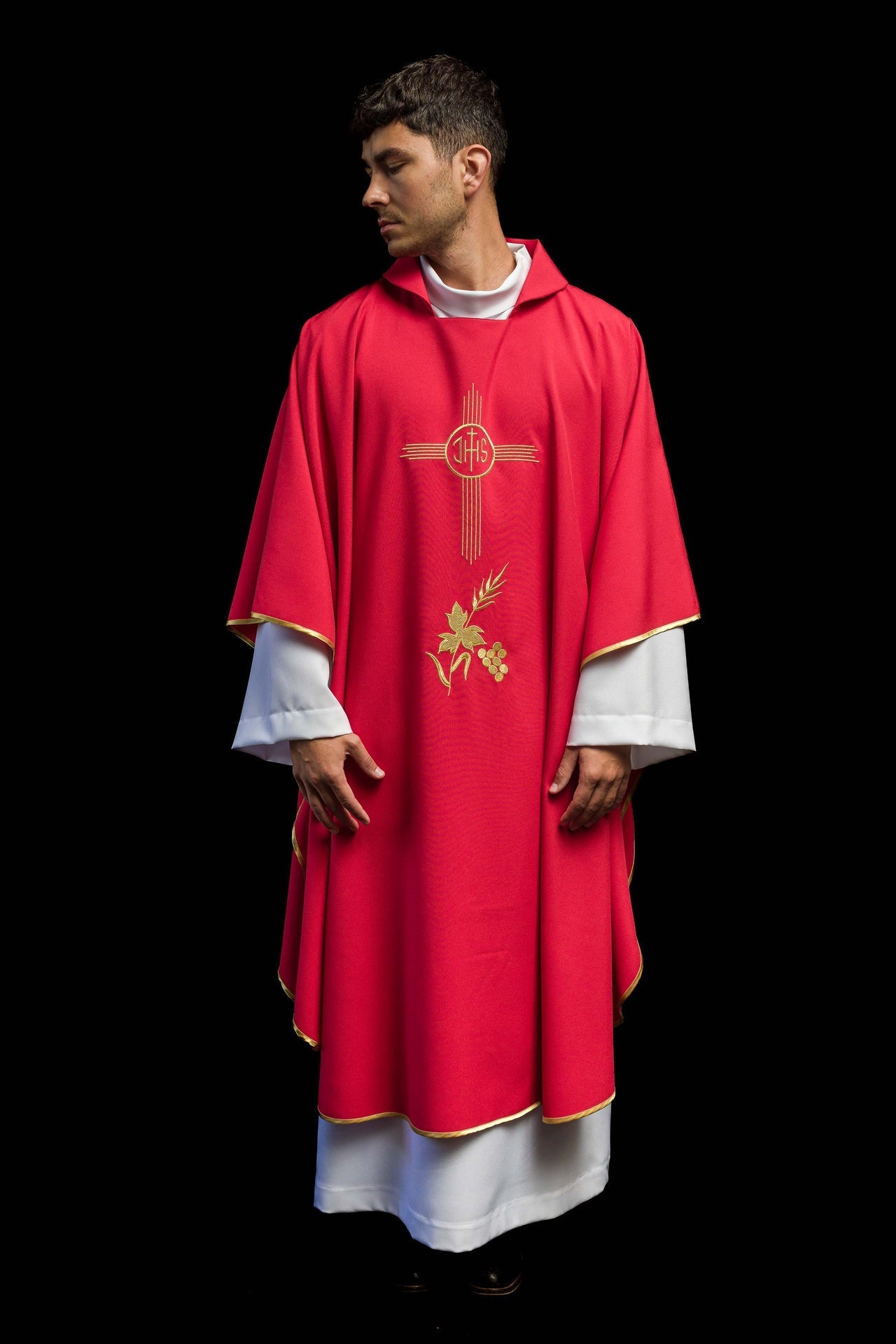 Casula rossa ricamata con ampio colletto e motivo IHS KOR/003/02/12/KARO CZERWONY - PERILPRETE.IT