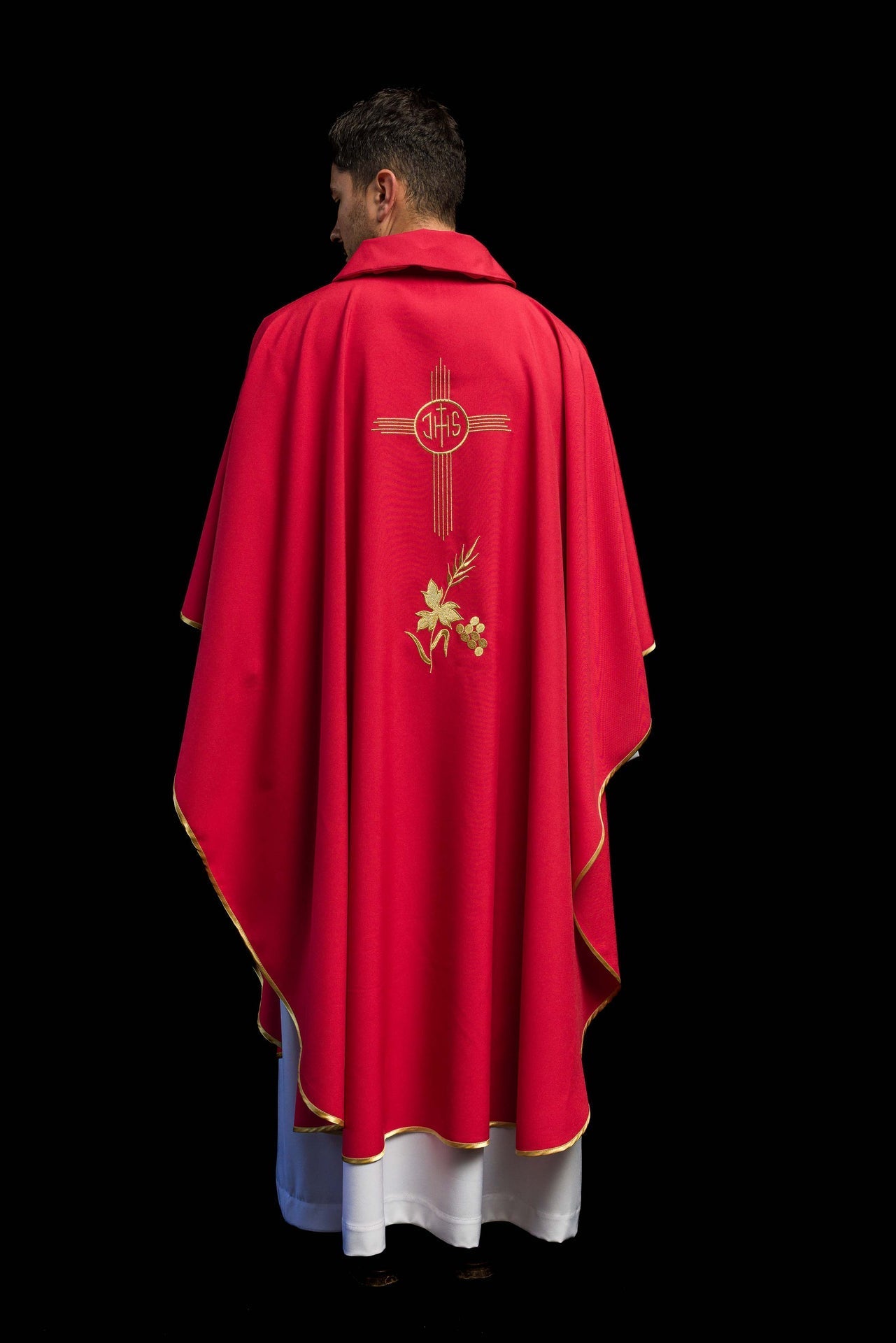 Casula rossa ricamata con ampio colletto e motivo IHS KOR/003/02/12/KARO CZERWONY - PERILPRETE.IT